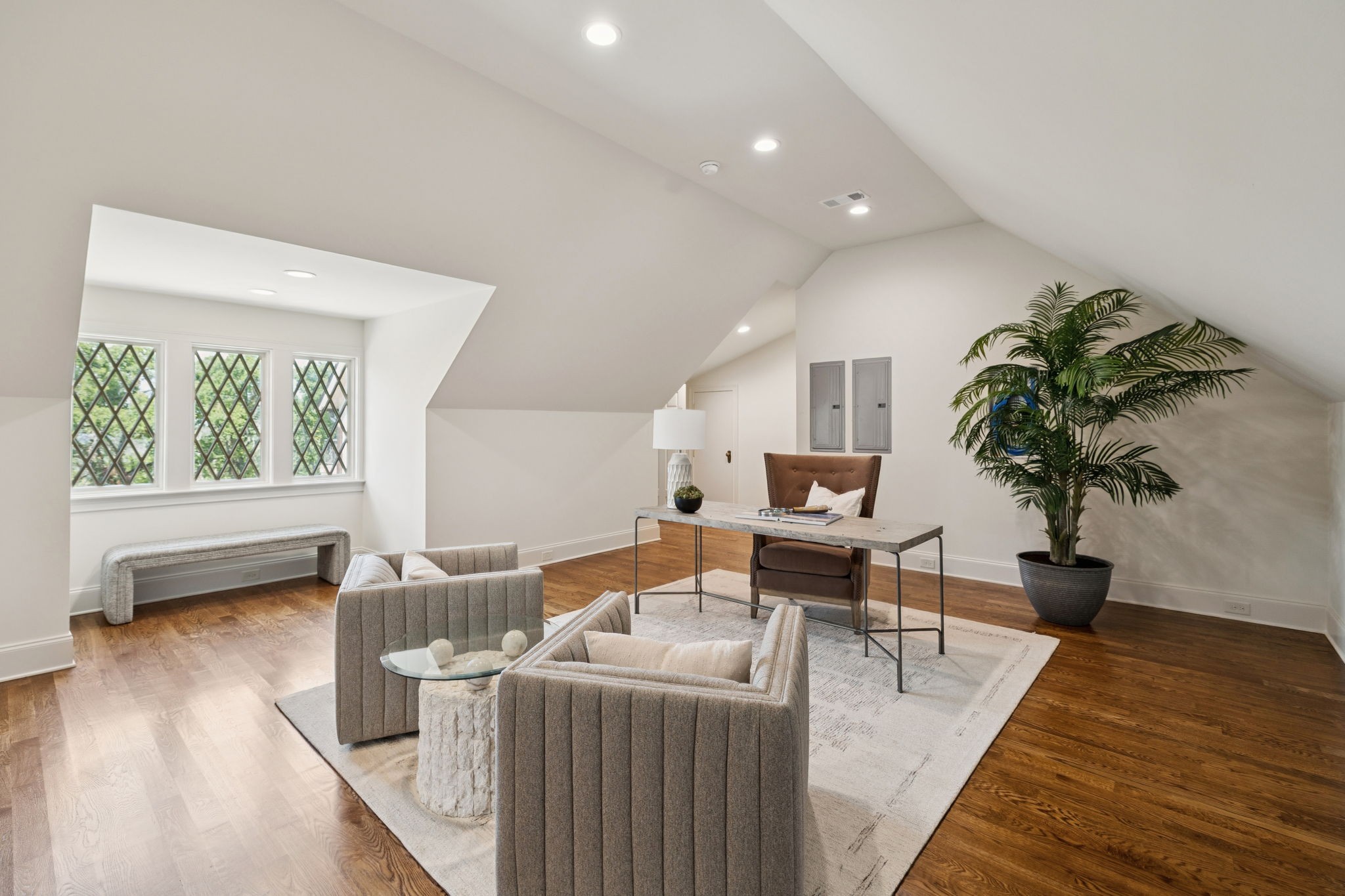 391 The Lady of the Lake Ln