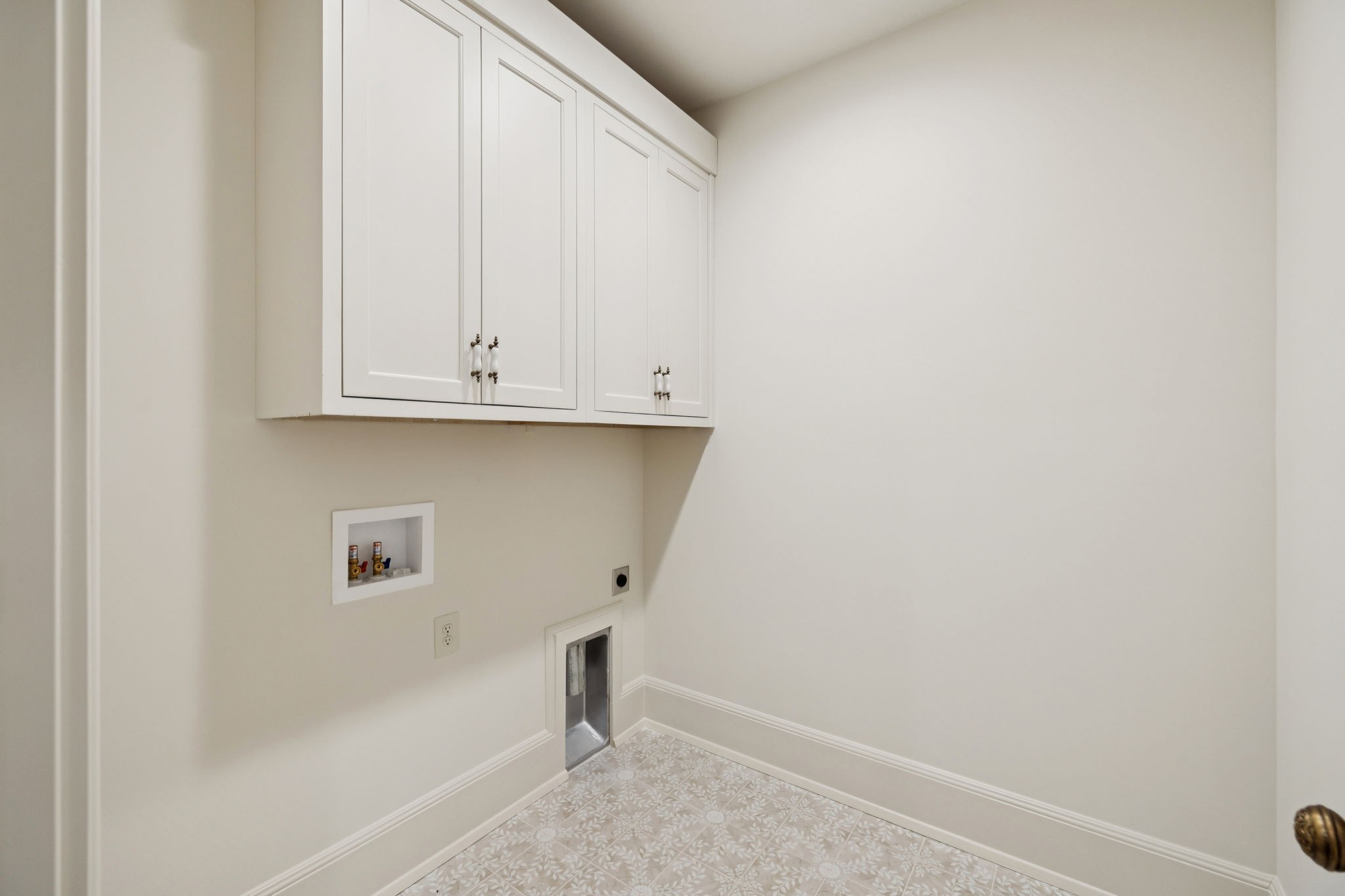 391 The Lady of the Lake Ln