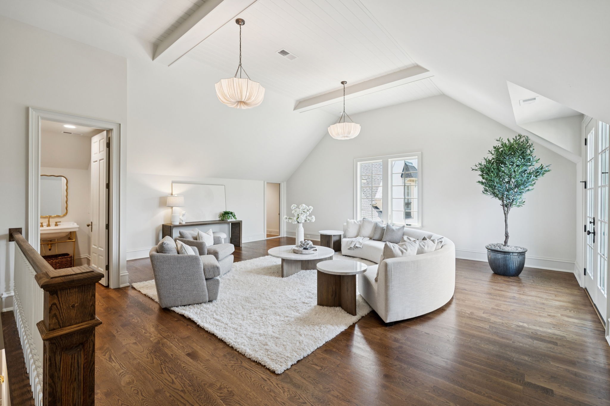 391 The Lady of the Lake Ln