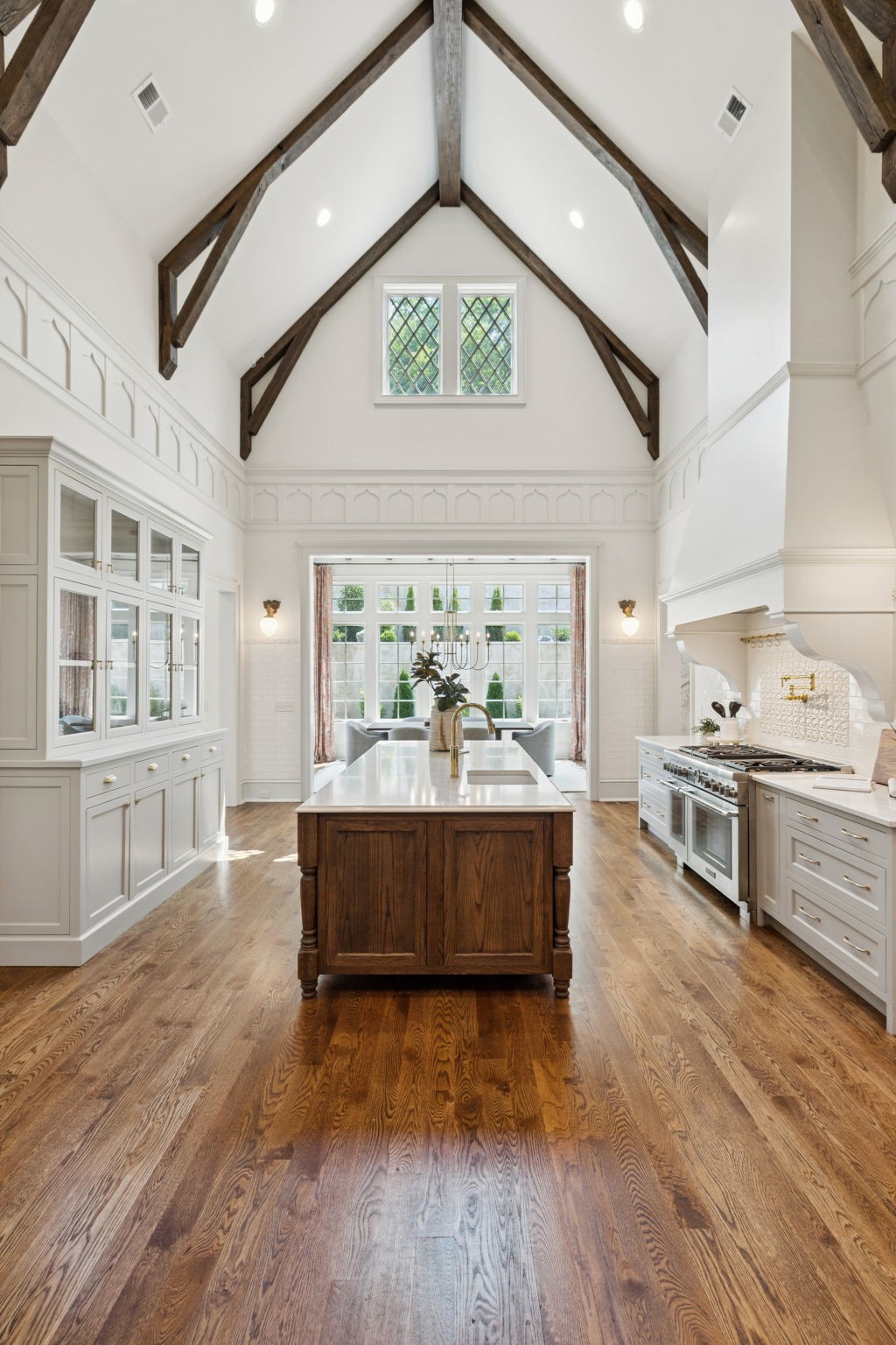 391 The Lady of the Lake Ln