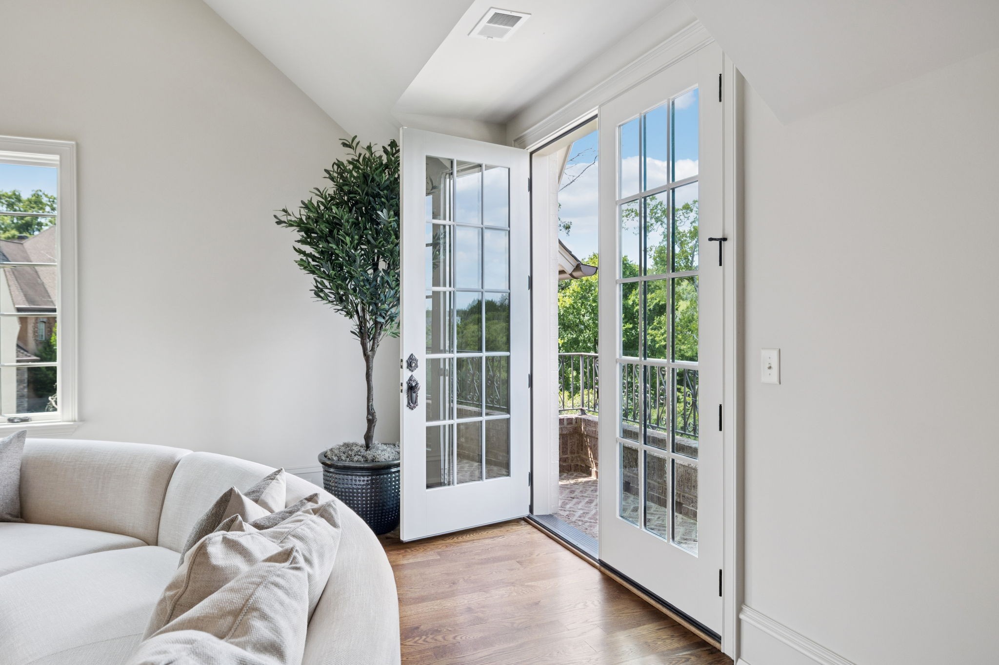 391 The Lady of the Lake Ln