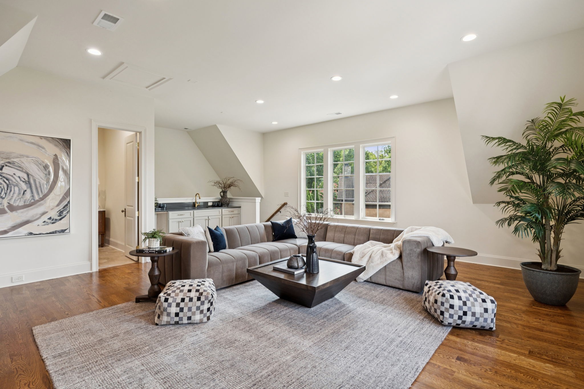 391 The Lady of the Lake Ln