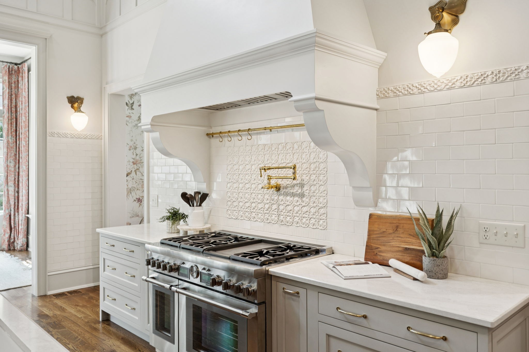 391 The Lady of the Lake Ln