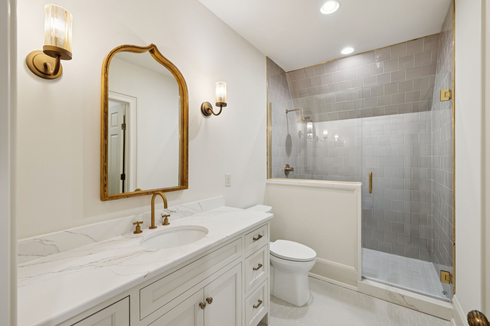 391 The Lady of the Lake Ln