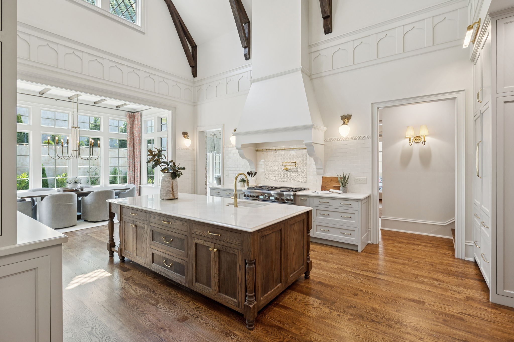 391 The Lady of the Lake Ln