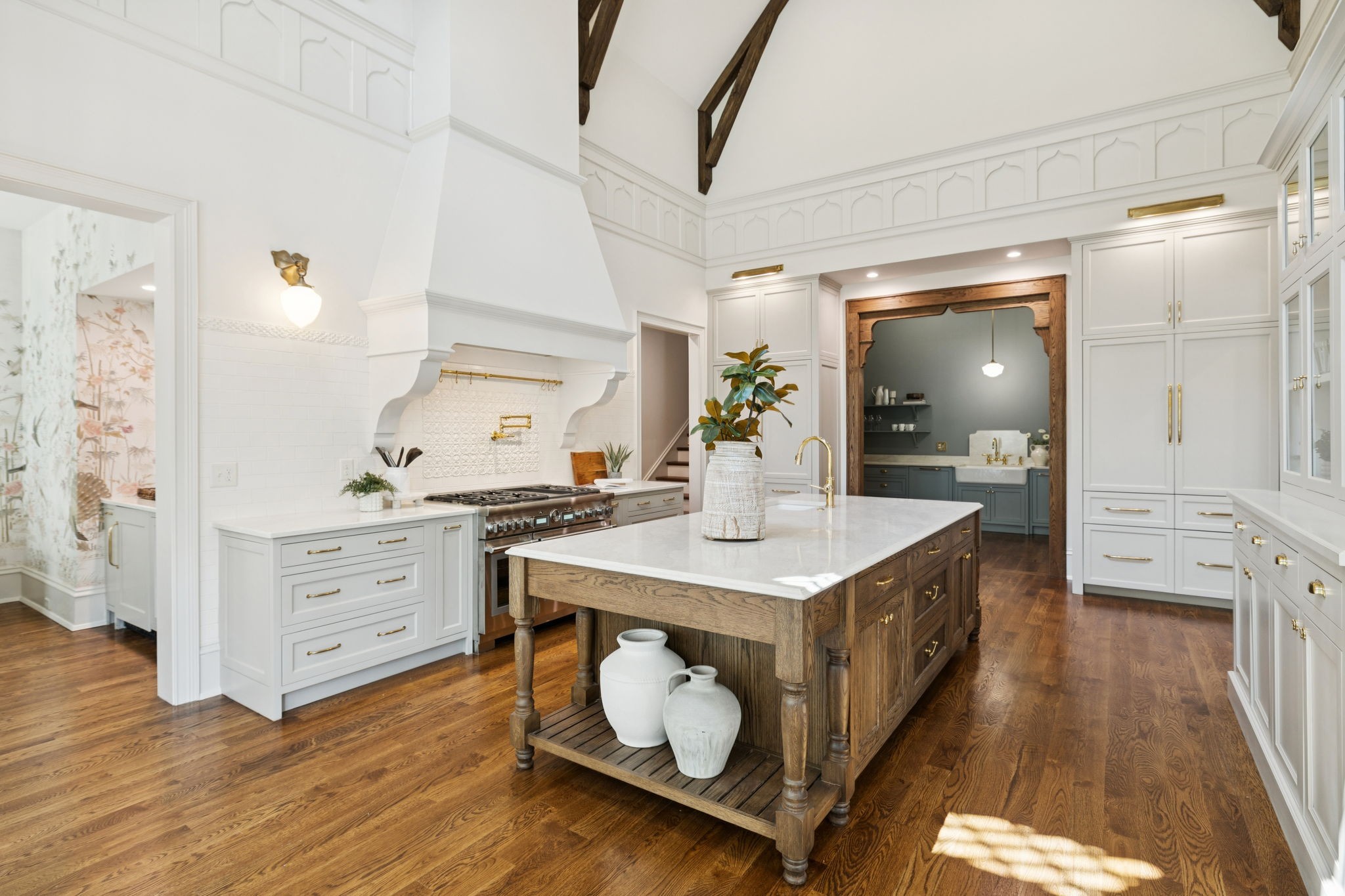 391 The Lady of the Lake Ln