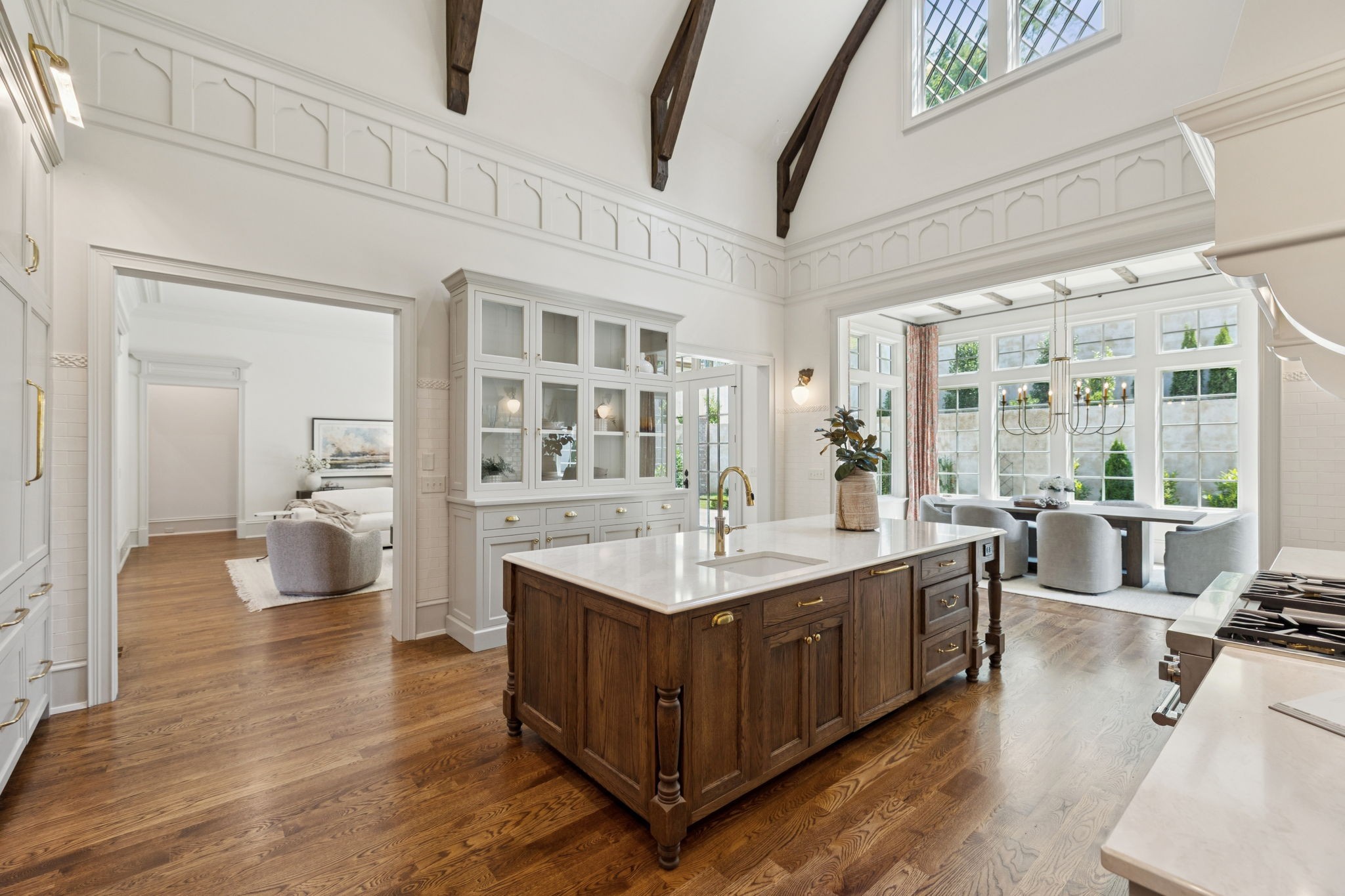 391 The Lady of the Lake Ln