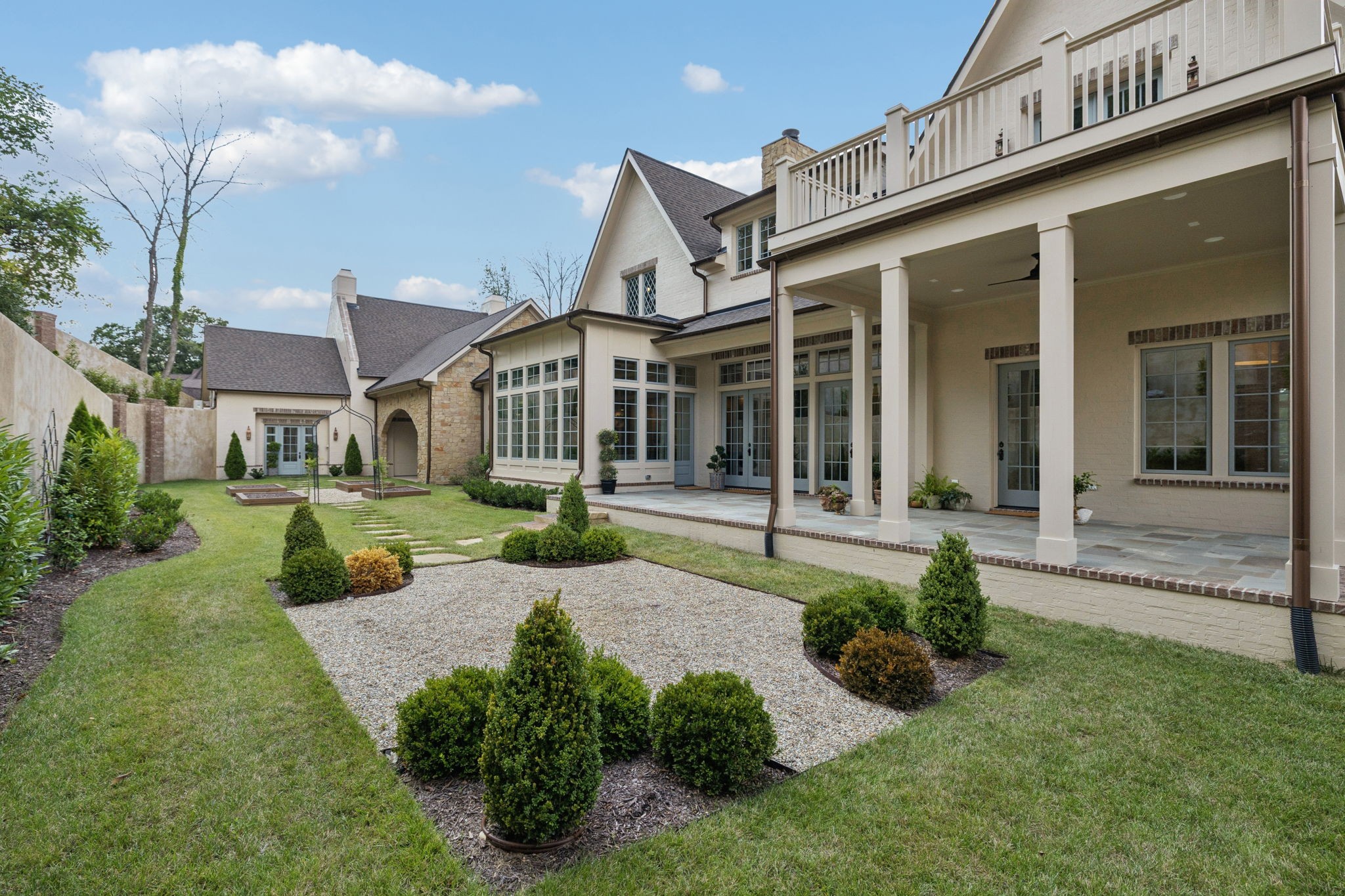 391 The Lady of the Lake Ln