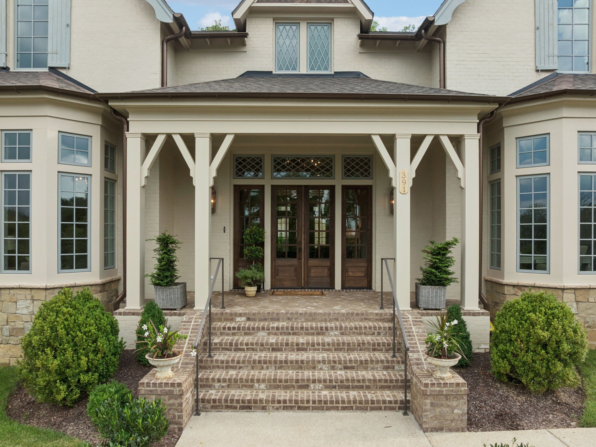 391 The Lady of the Lake Ln