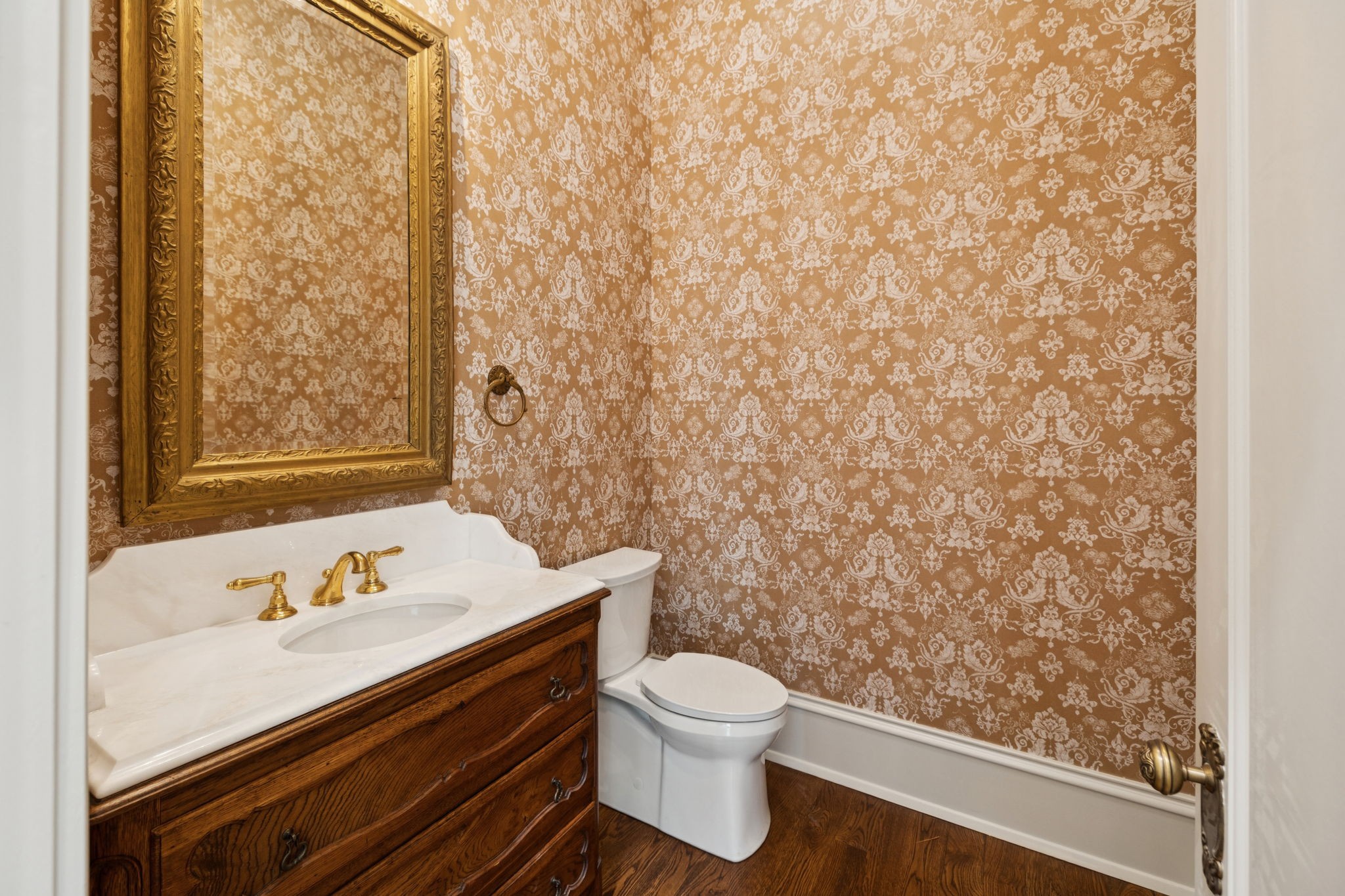 391 The Lady of the Lake Ln