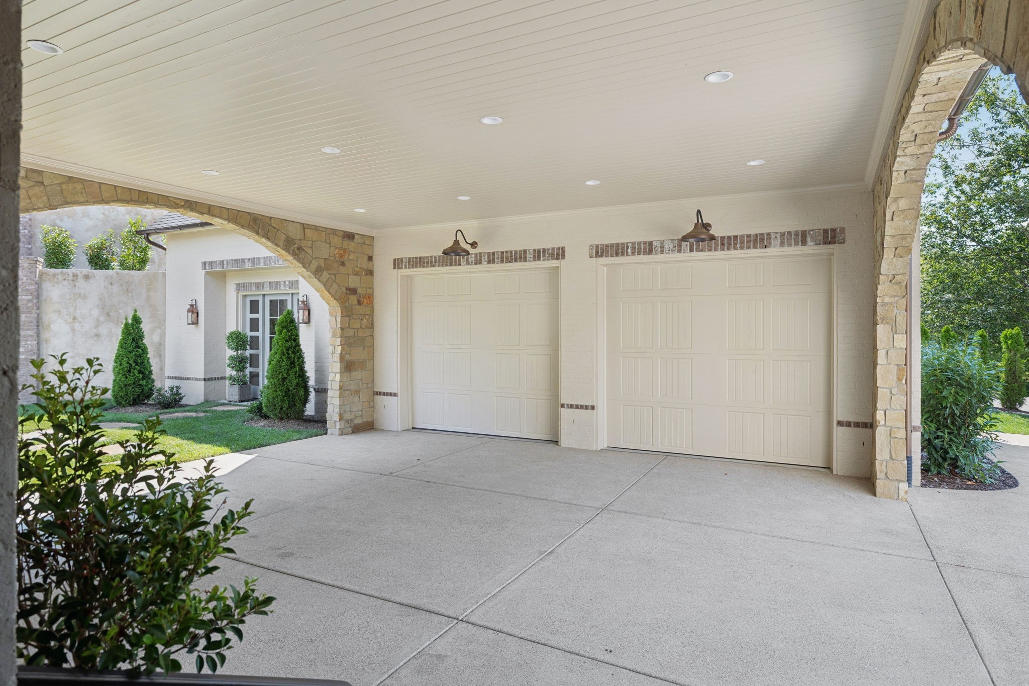 391 The Lady of the Lake Ln