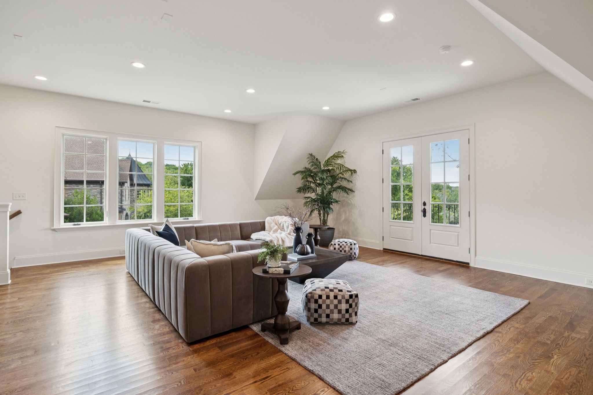 391 The Lady of the Lake Ln