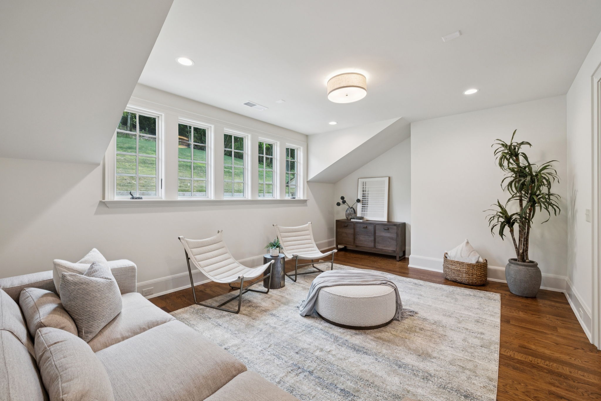 391 The Lady of the Lake Ln