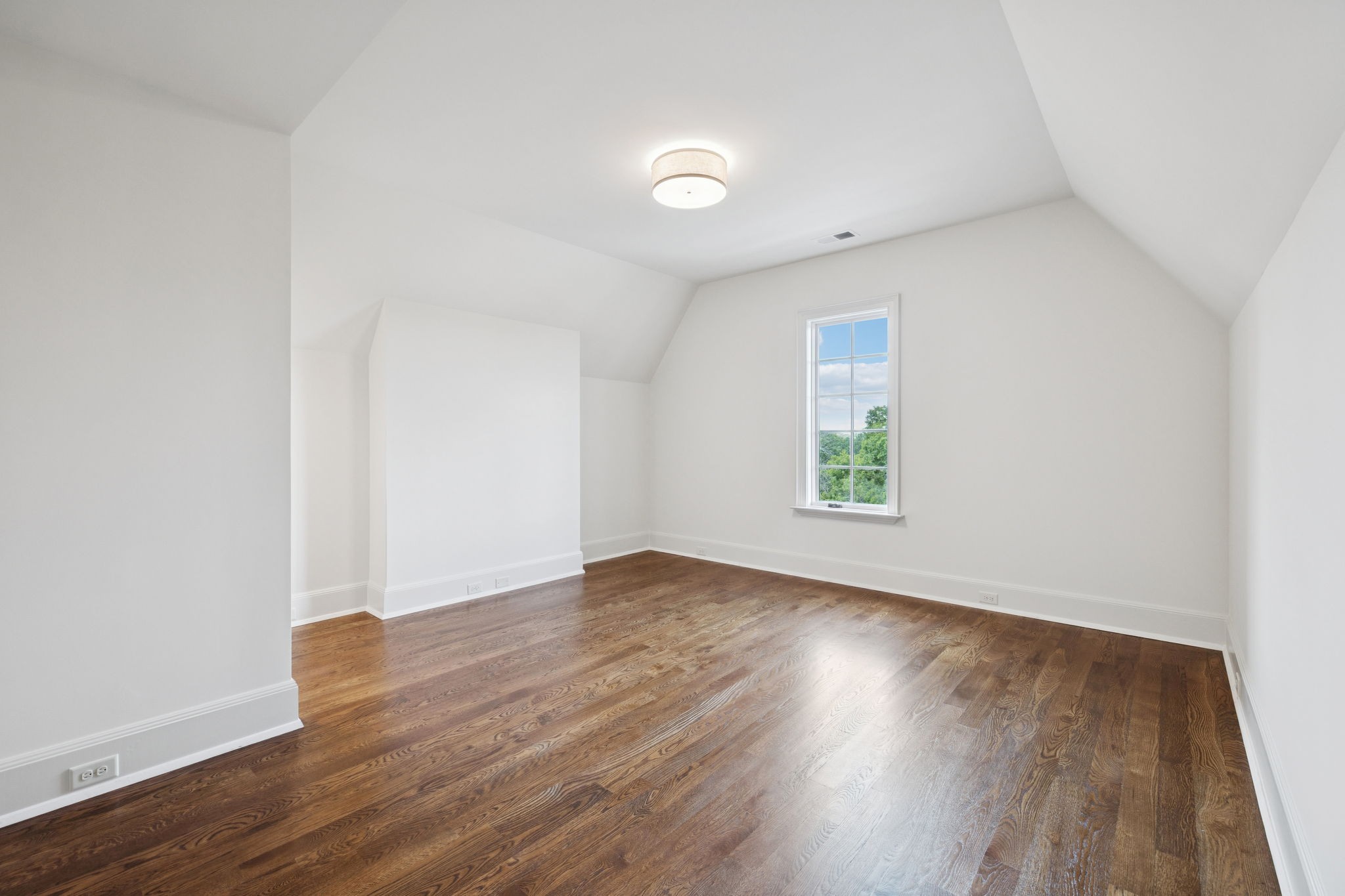 391 The Lady of the Lake Ln