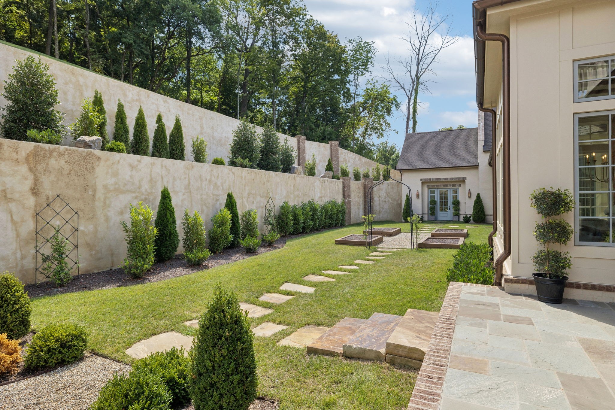 391 The Lady of the Lake Ln