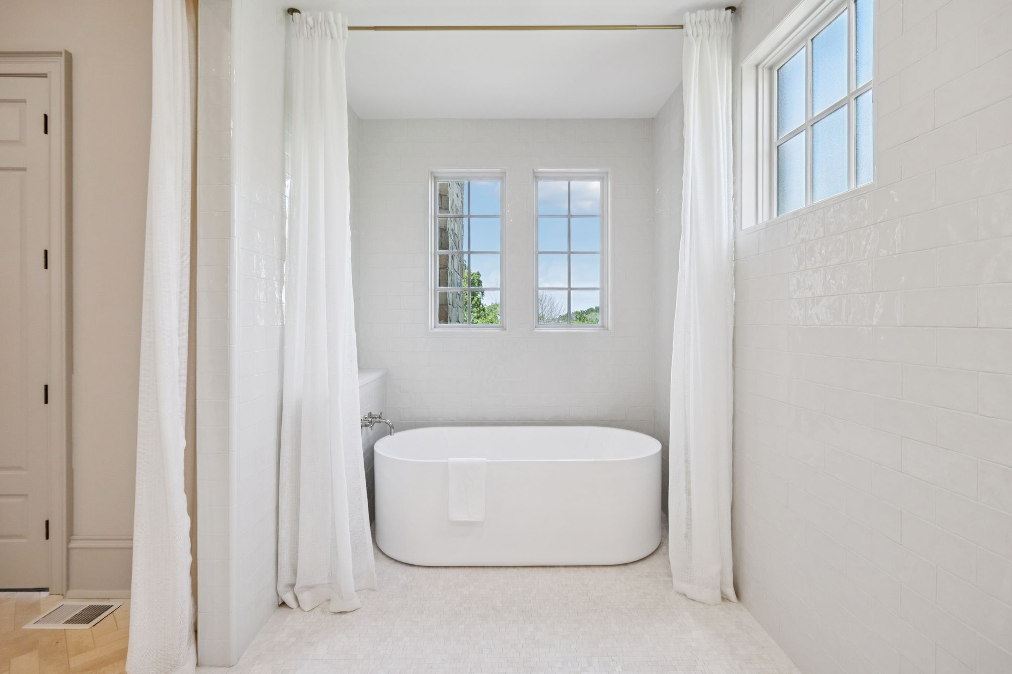 391 The Lady of the Lake Ln