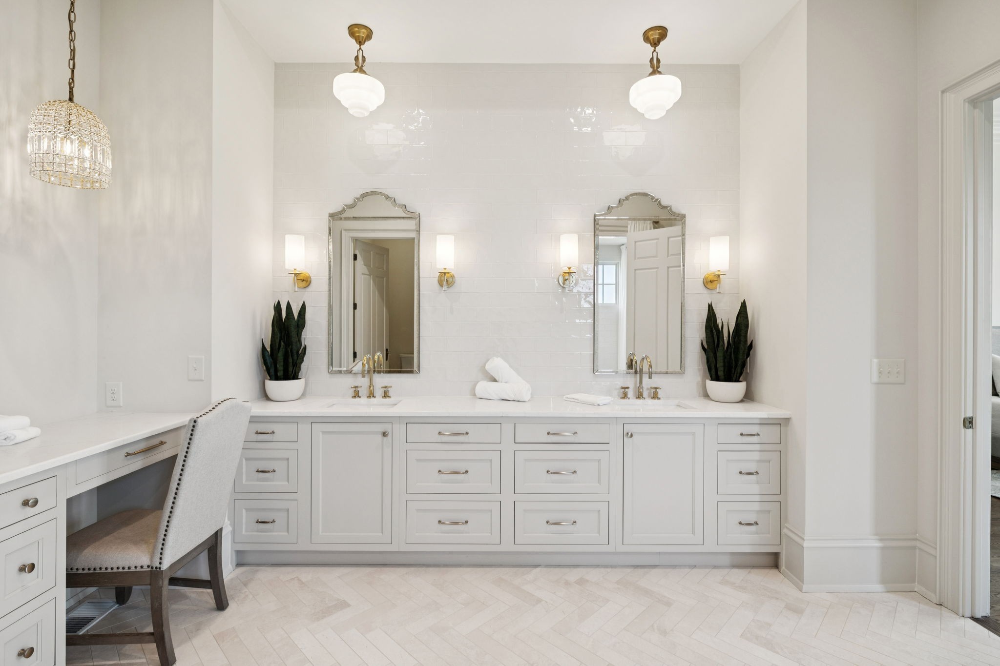 391 The Lady of the Lake Ln