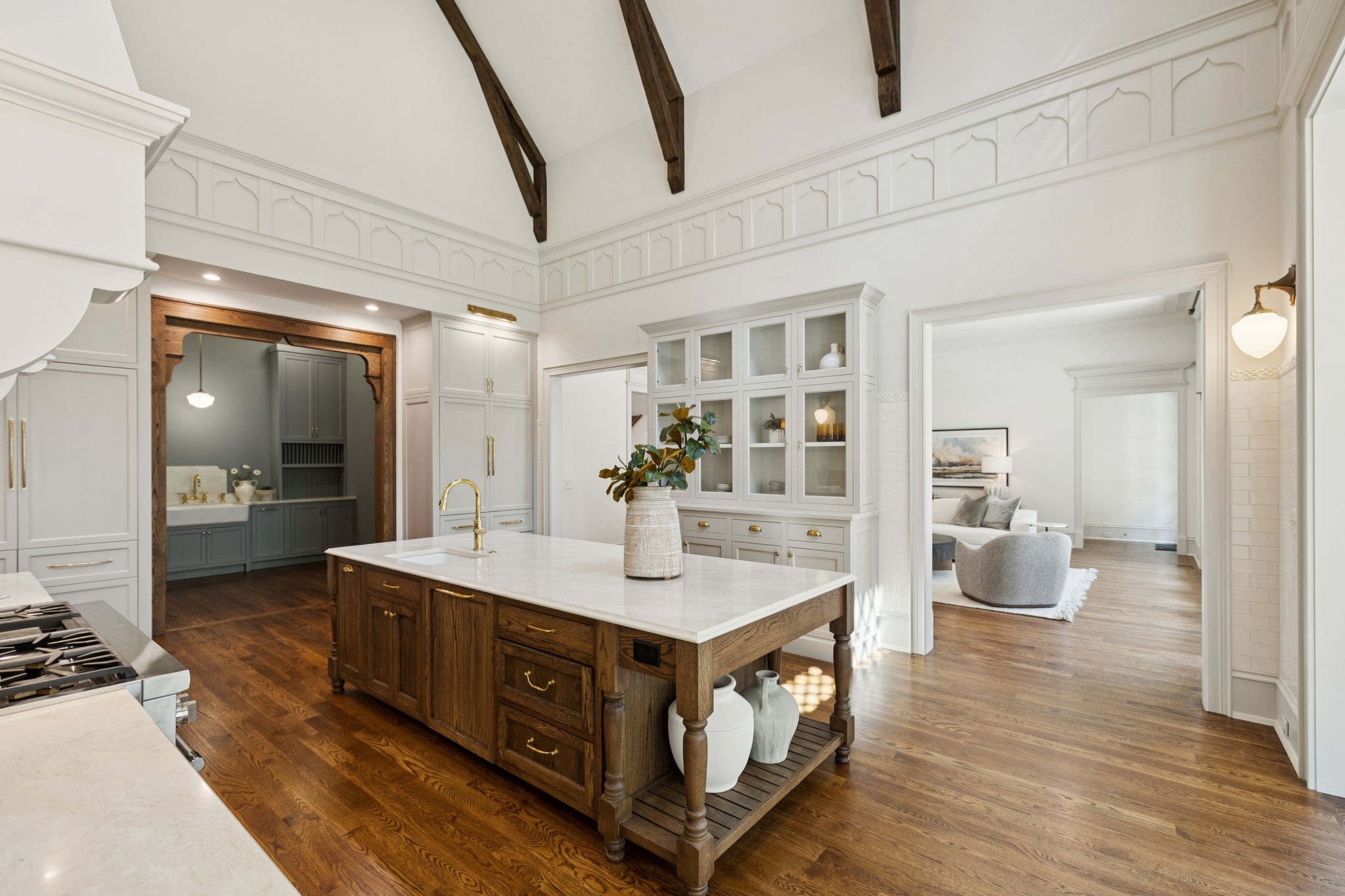 391 The Lady of the Lake Ln