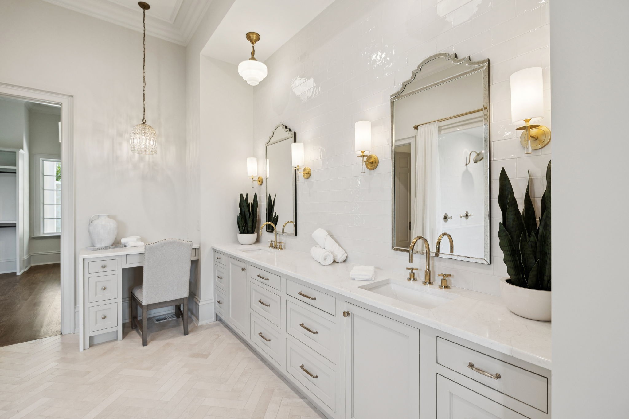 391 The Lady of the Lake Ln