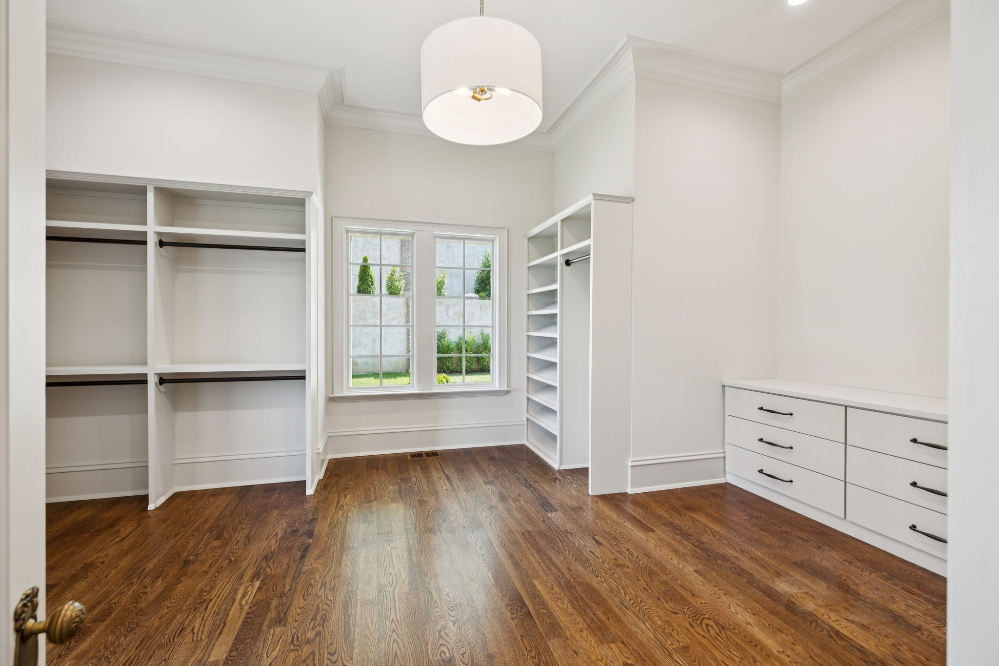 391 The Lady of the Lake Ln