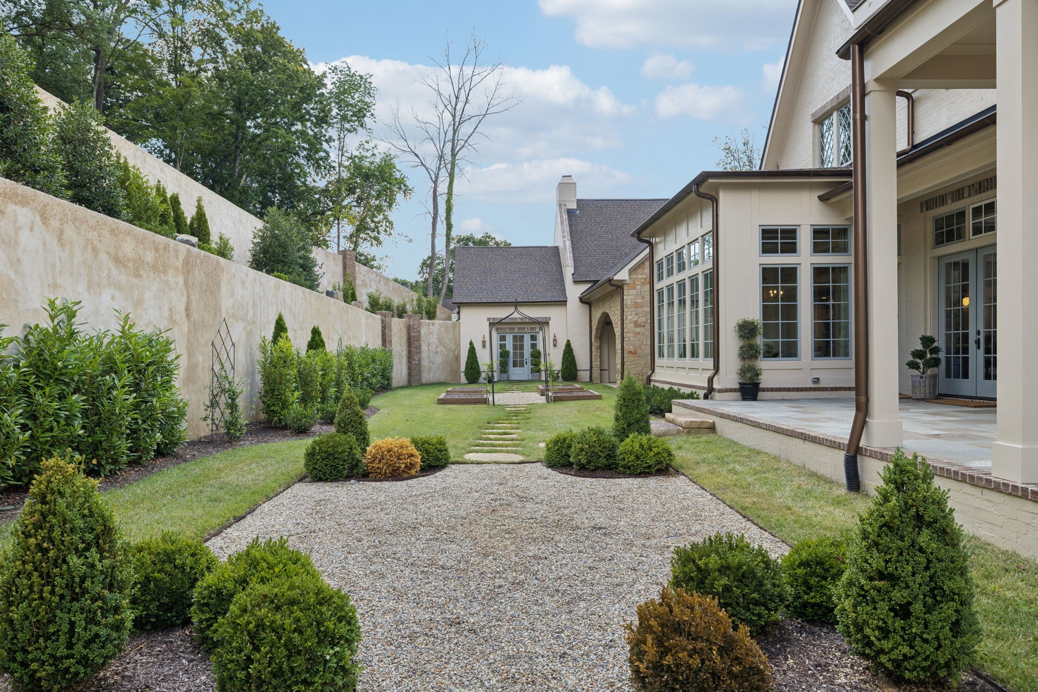 391 The Lady of the Lake Ln