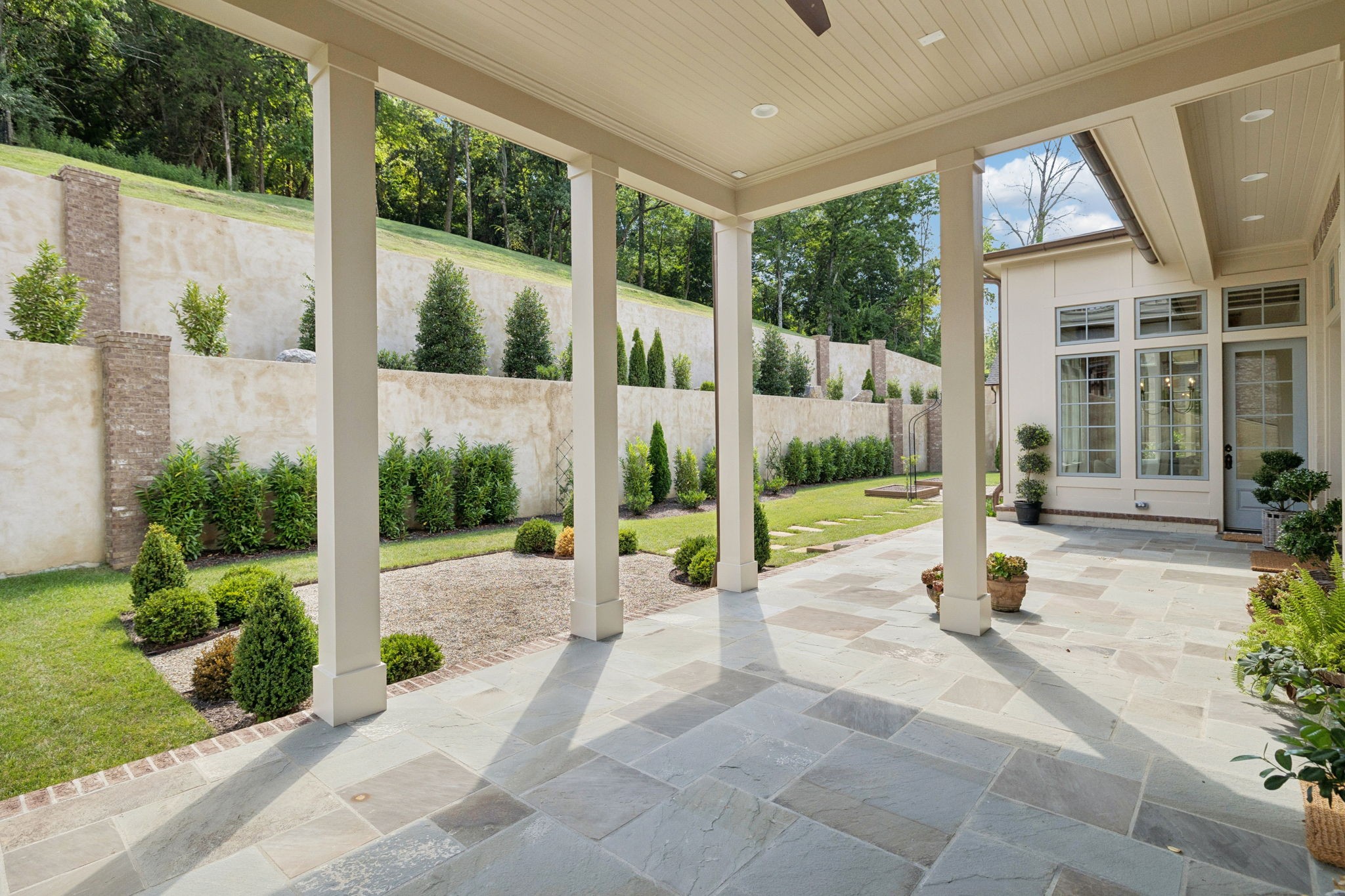 391 The Lady of the Lake Ln