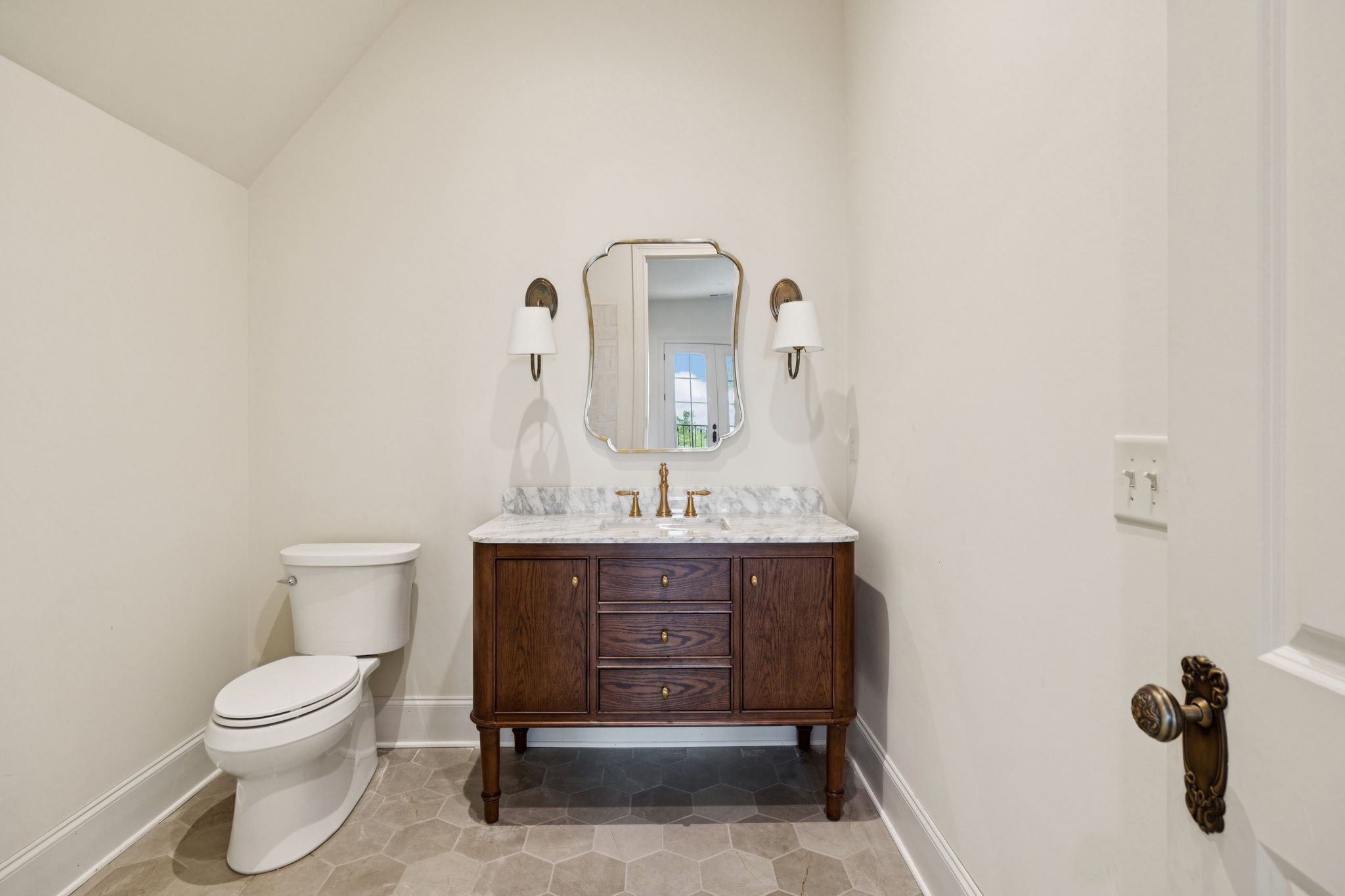 391 The Lady of the Lake Ln