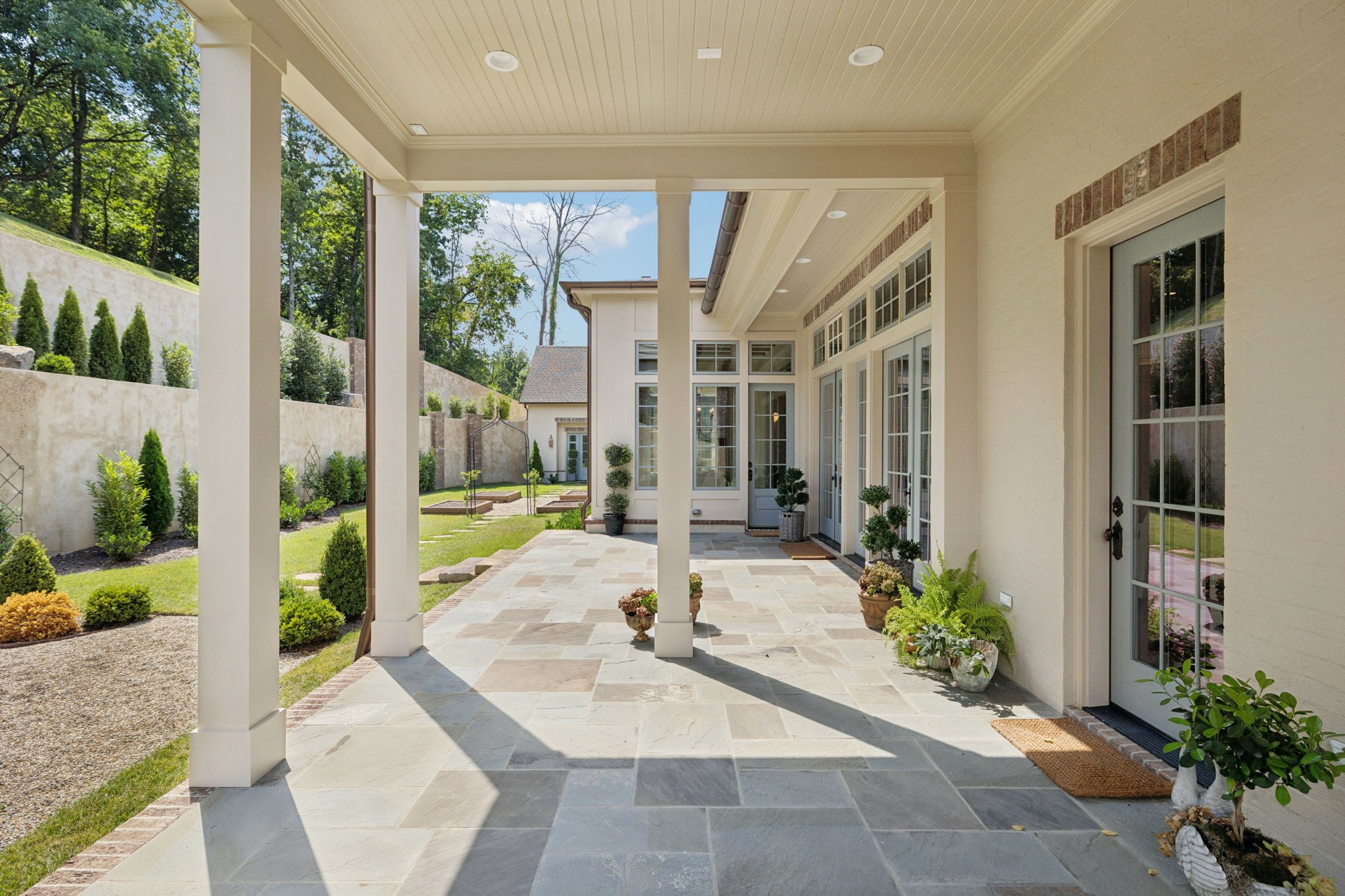 391 The Lady of the Lake Ln