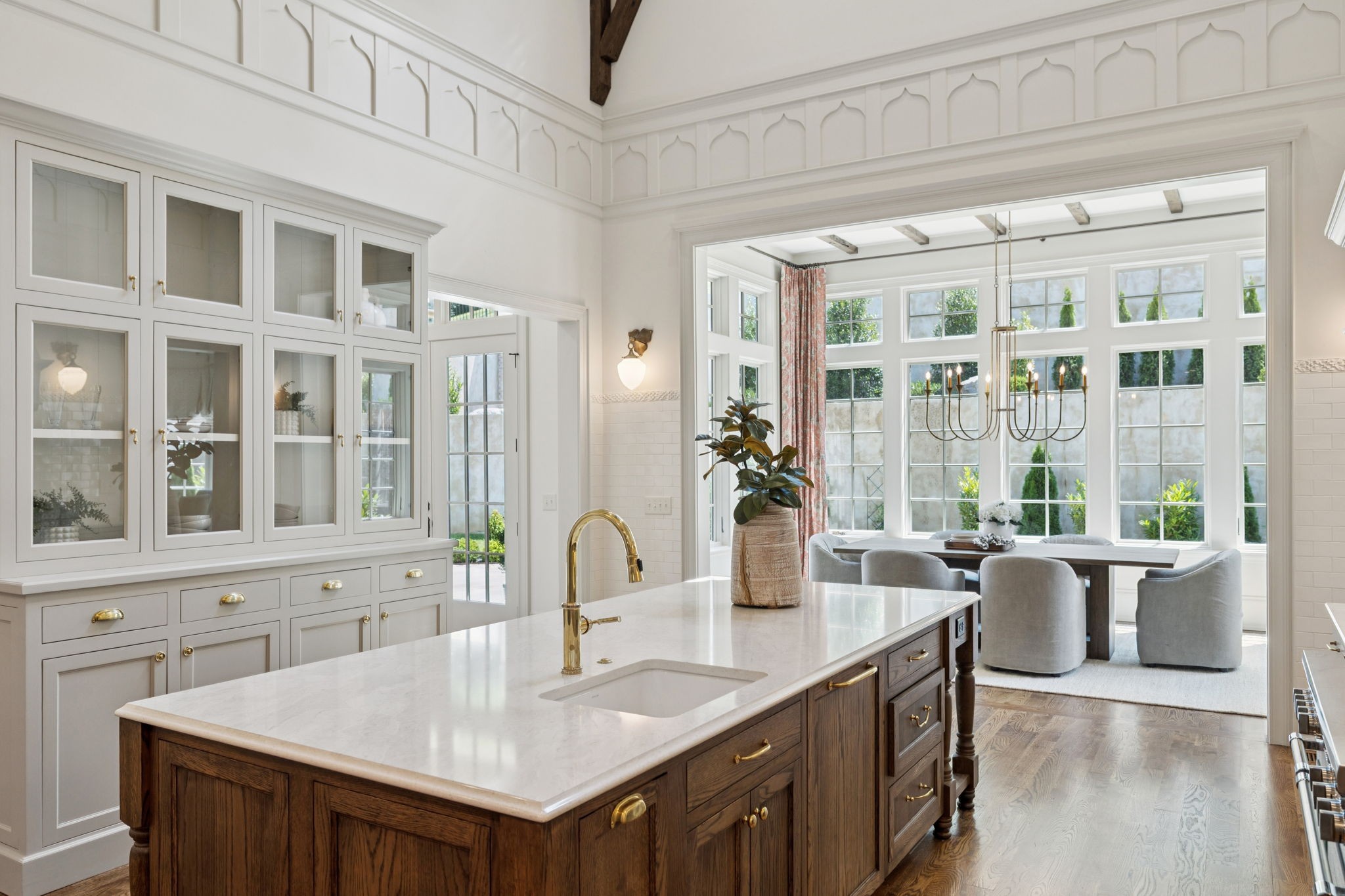 391 The Lady of the Lake Ln