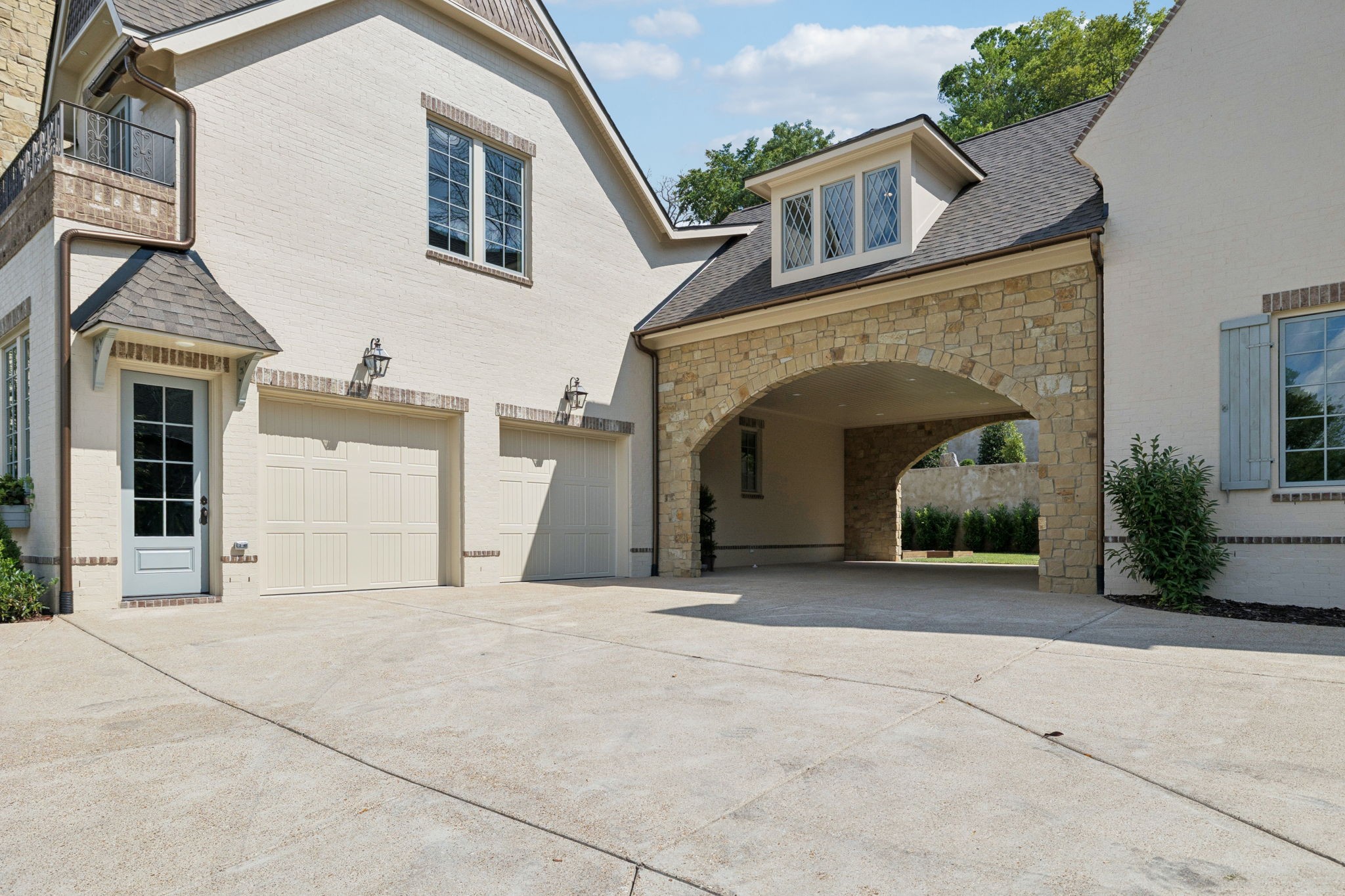 391 The Lady of the Lake Ln