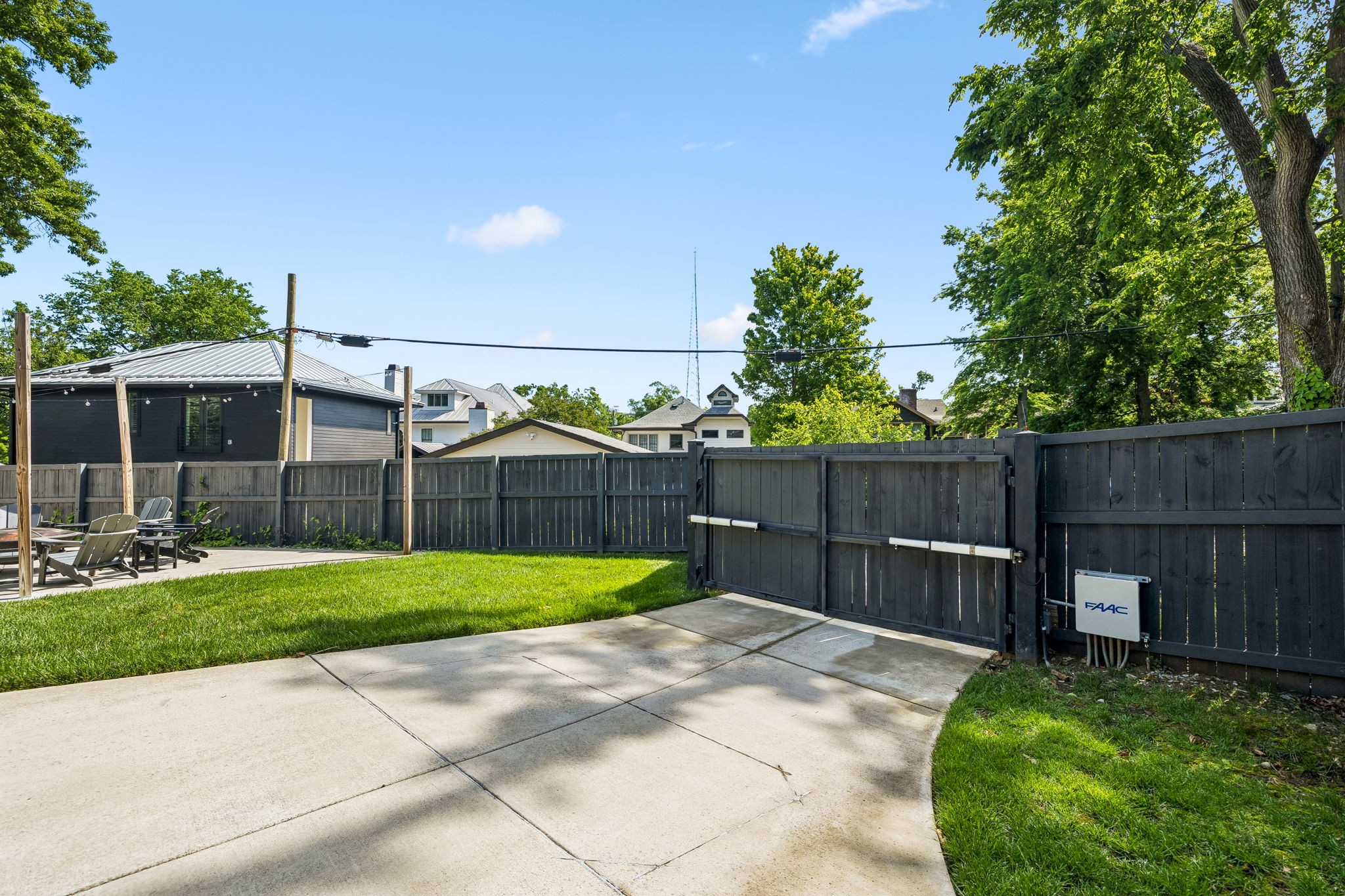 2200 Oakland Ave