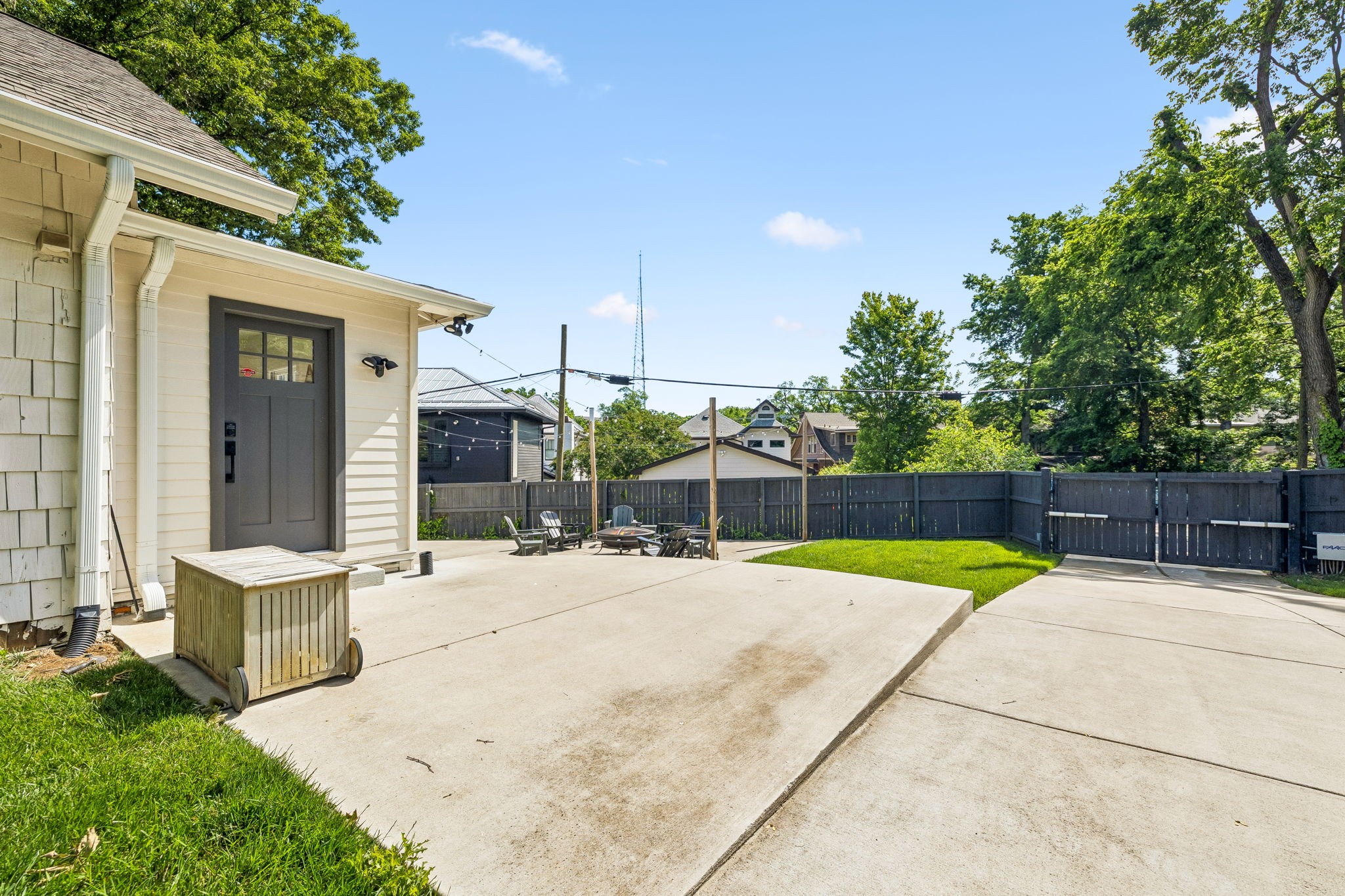 2200 Oakland Ave