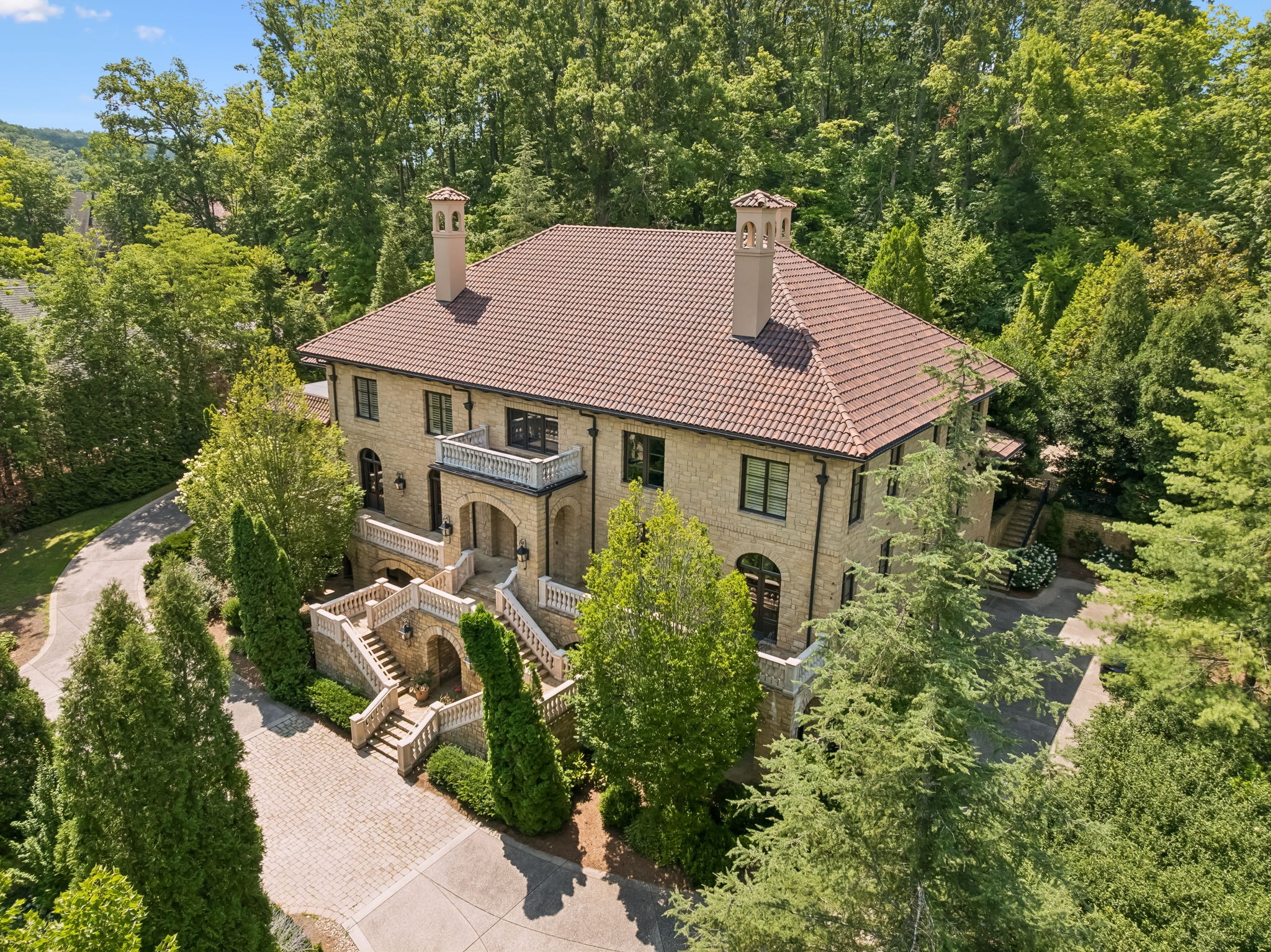 1037 Vaughn Crest Dr