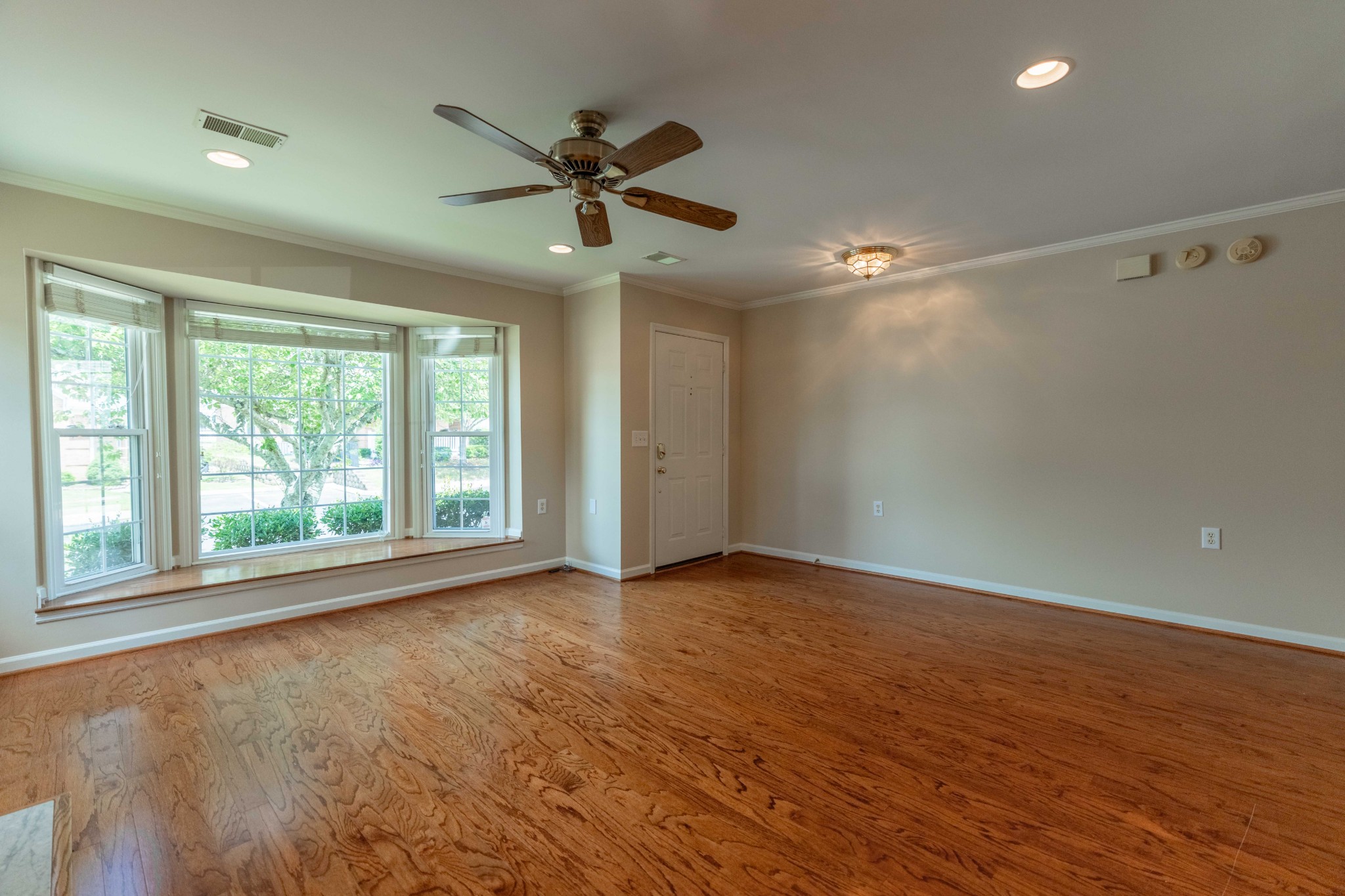 27 Holland Park Ln