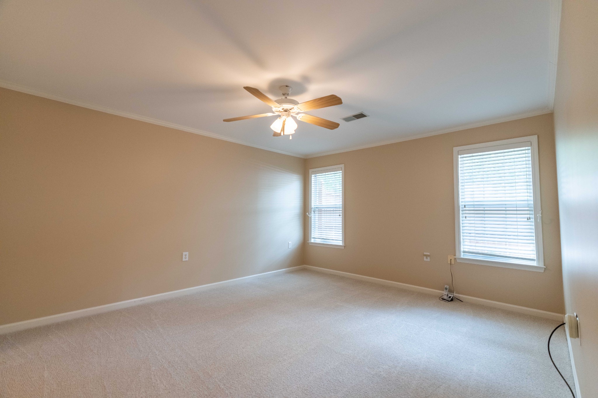 27 Holland Park Ln