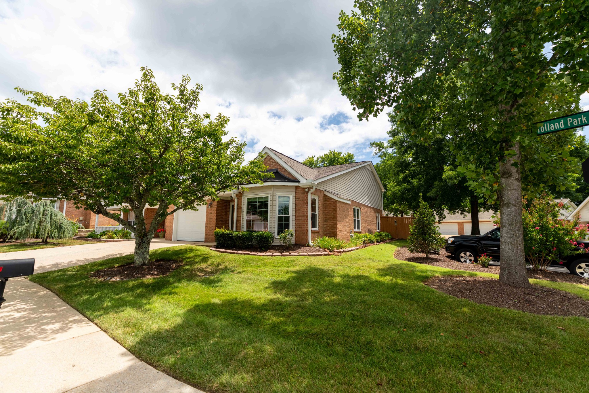 27 Holland Park Ln