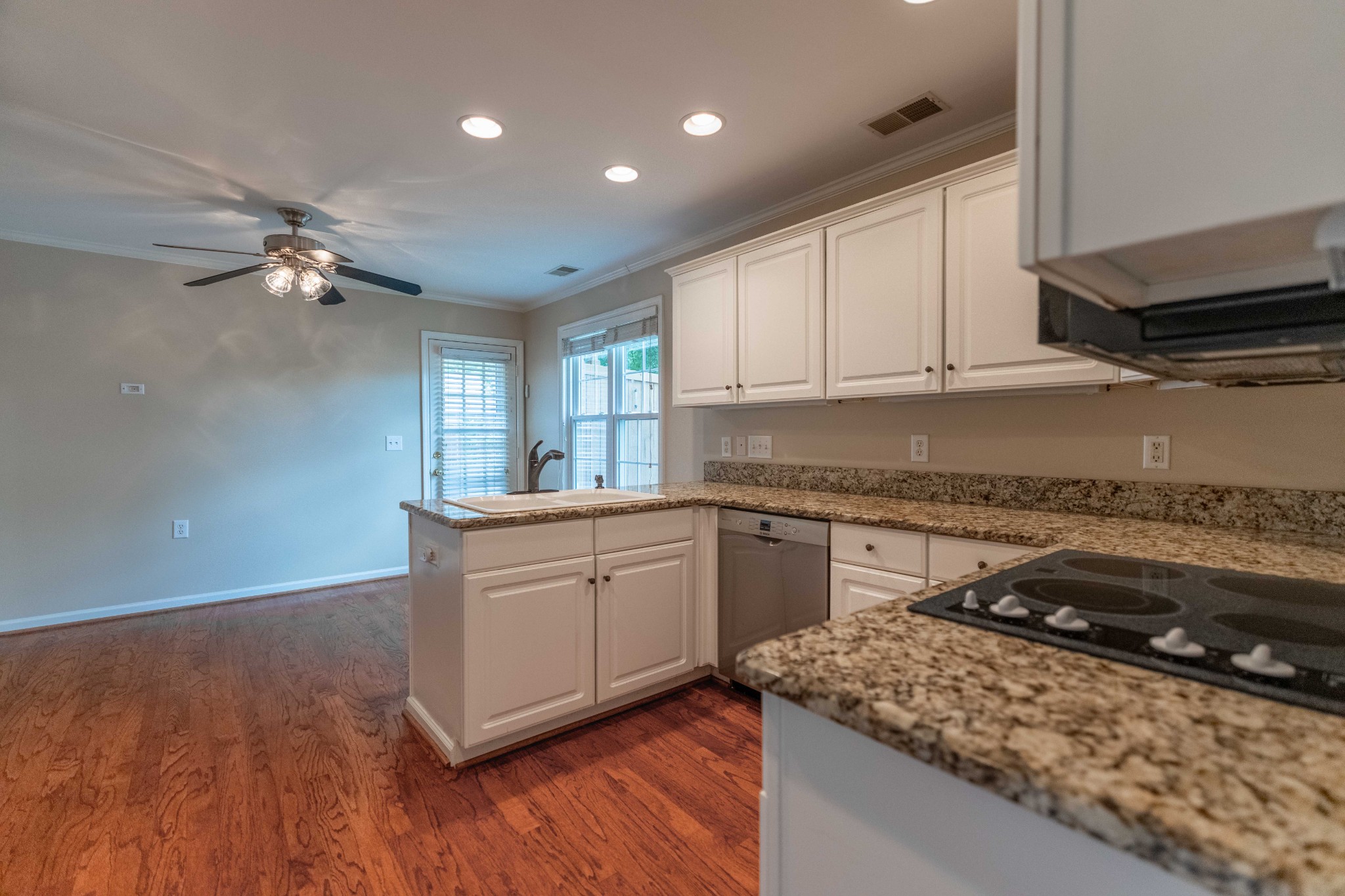 27 Holland Park Ln