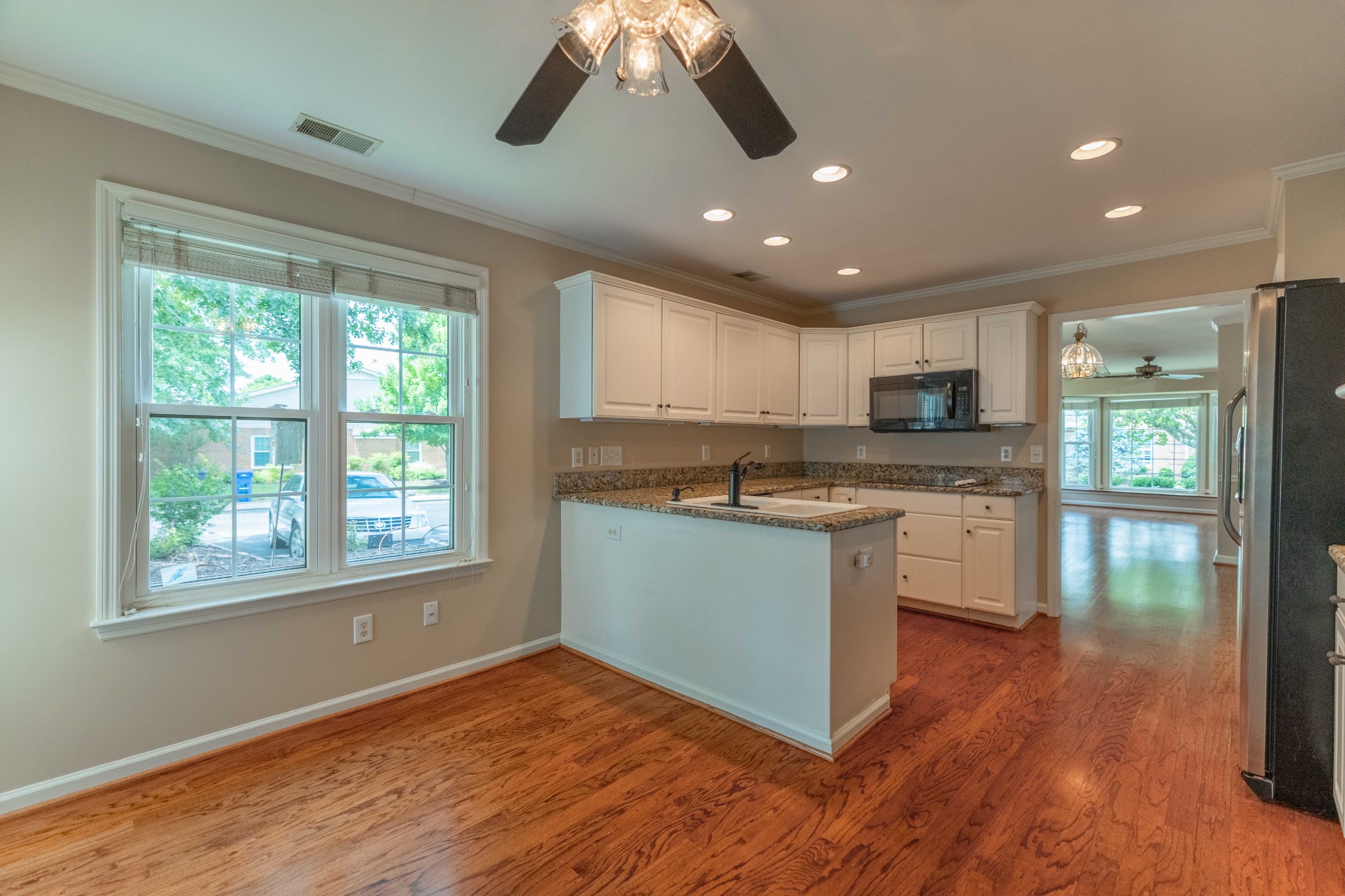 27 Holland Park Ln