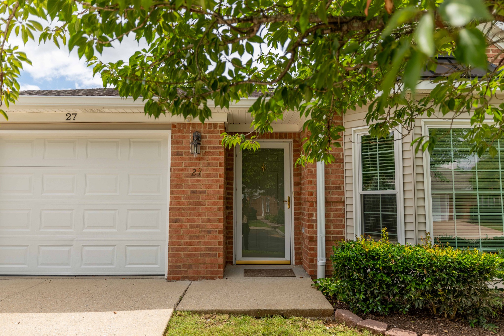 27 Holland Park Ln