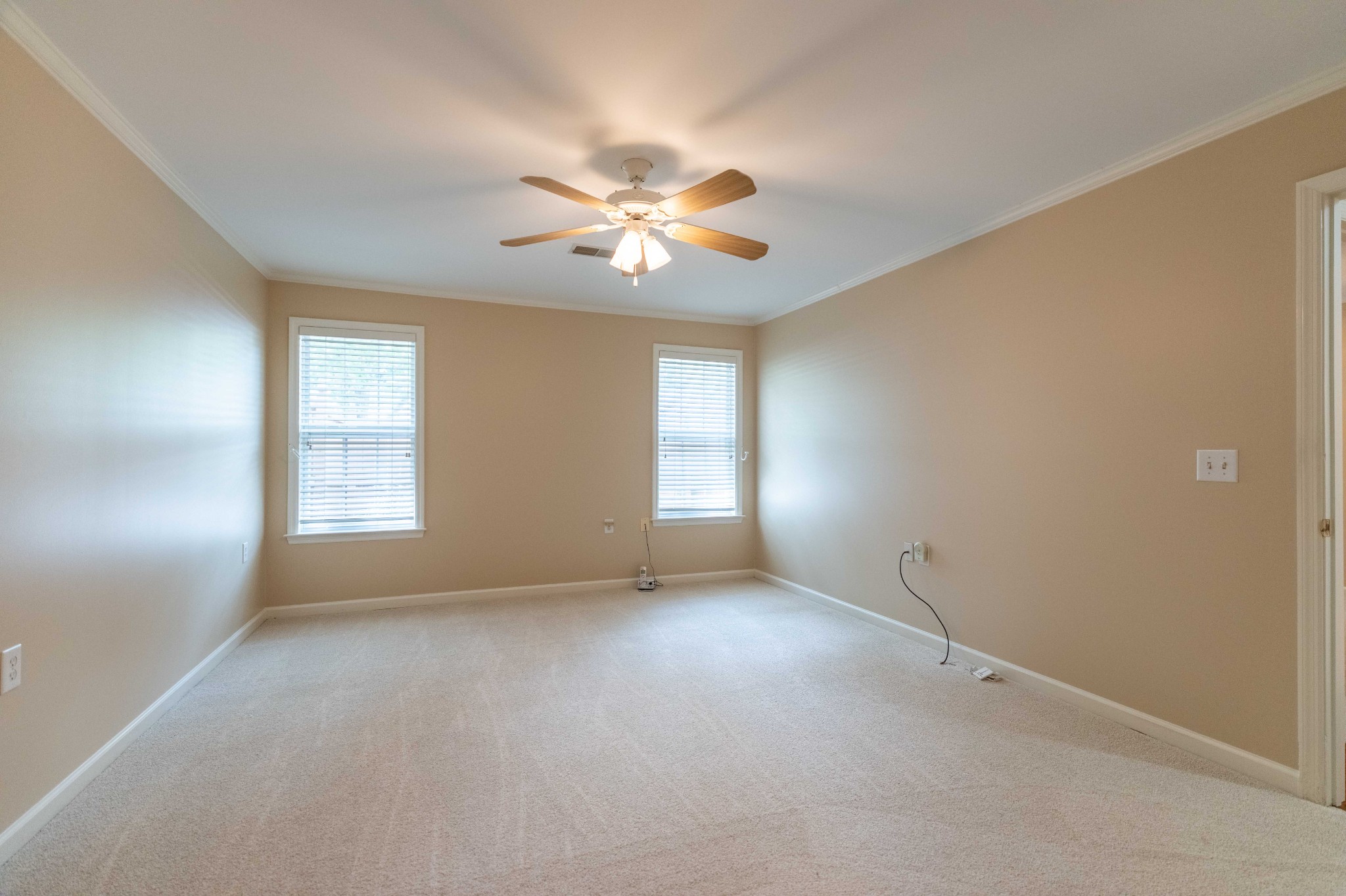 27 Holland Park Ln