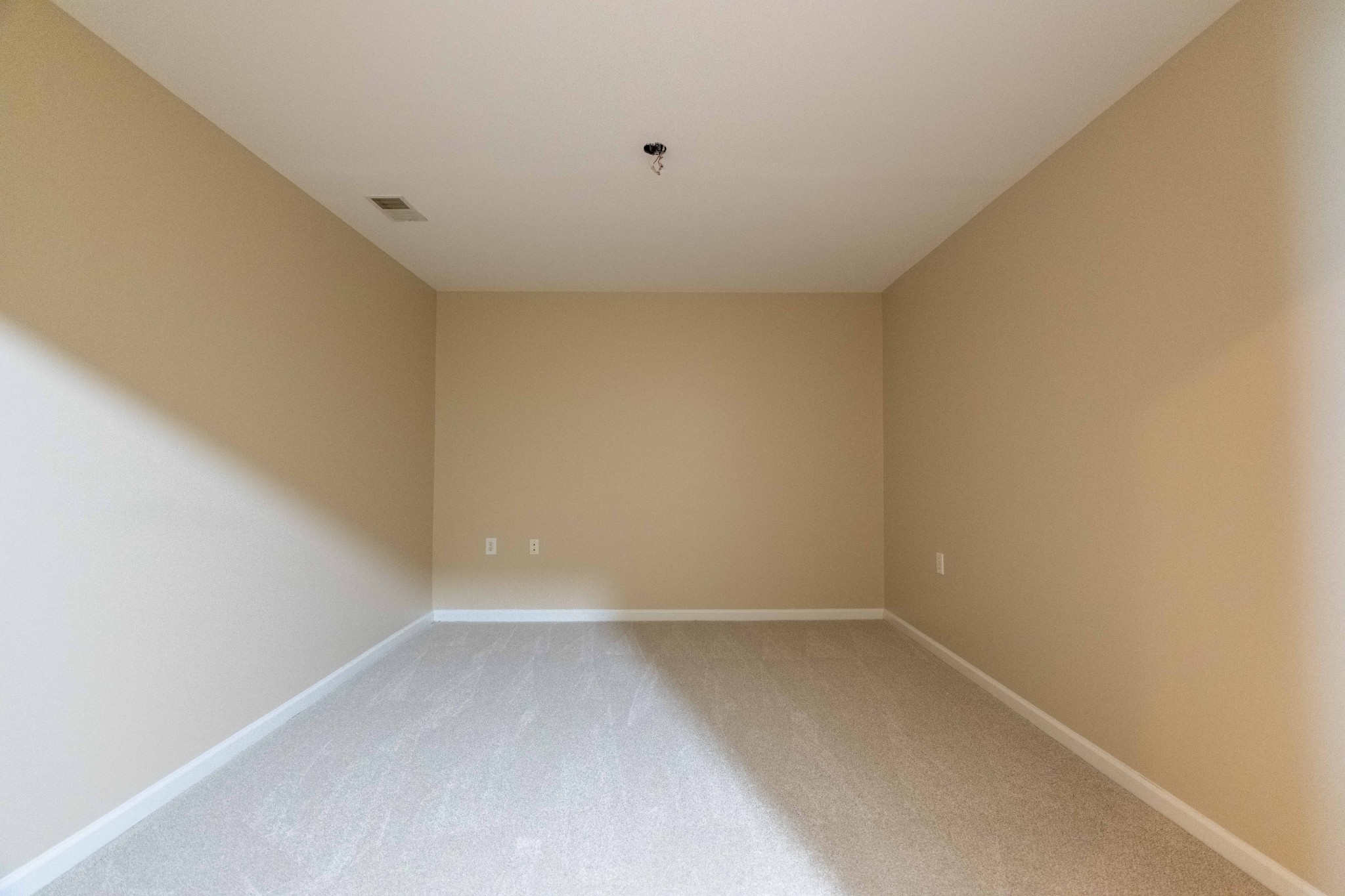 27 Holland Park Ln