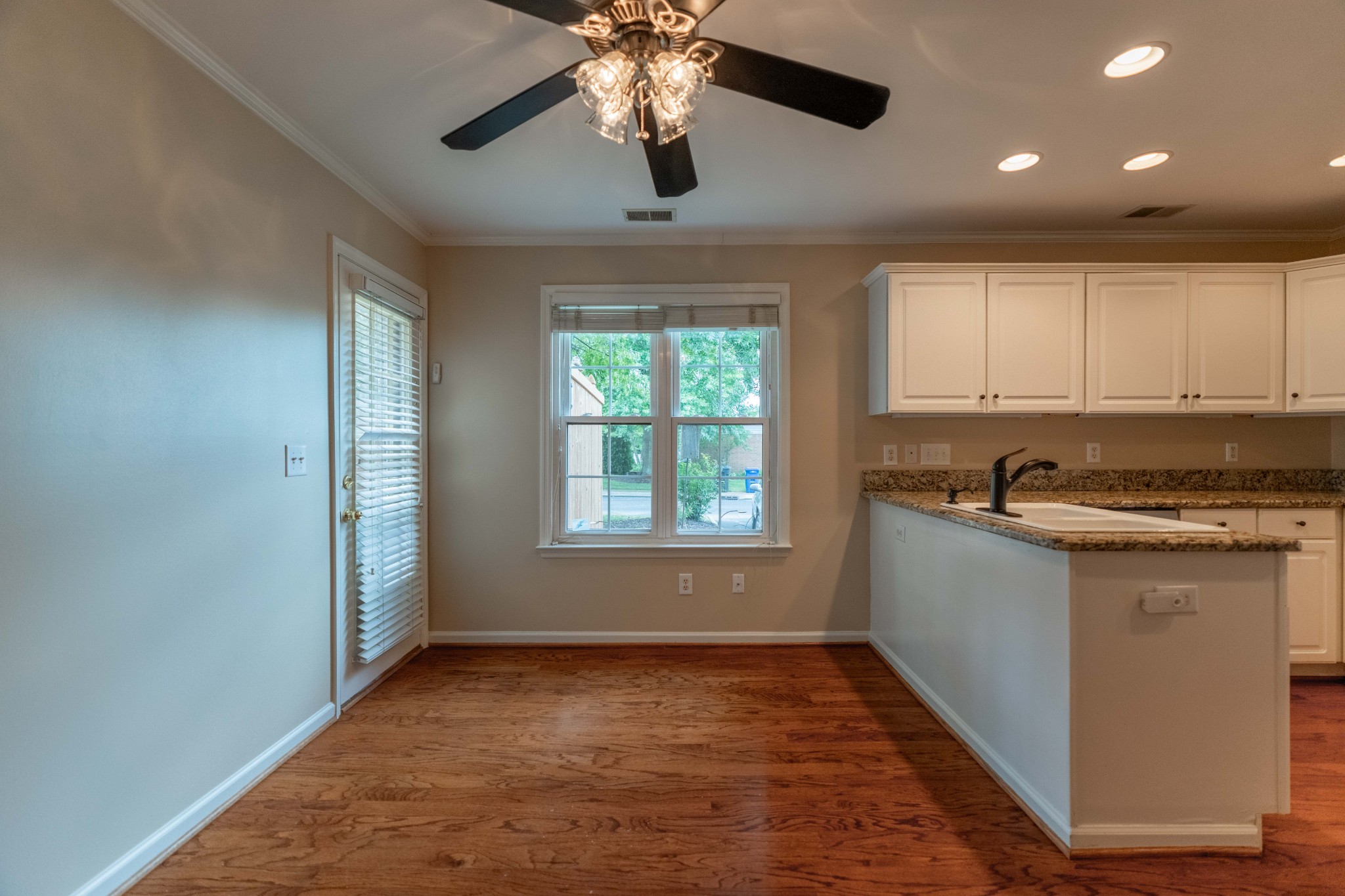27 Holland Park Ln