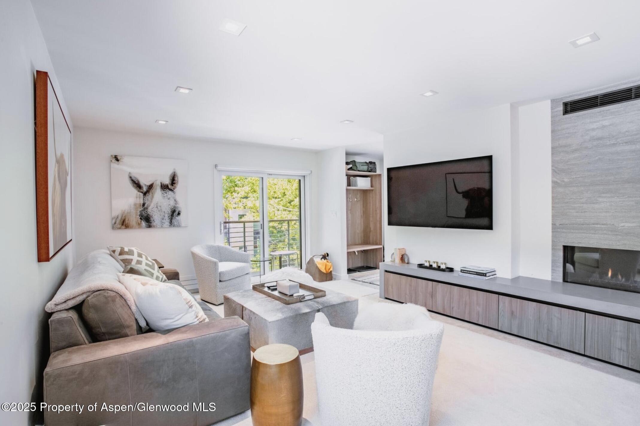 210 E Cooper Avenue, 3G