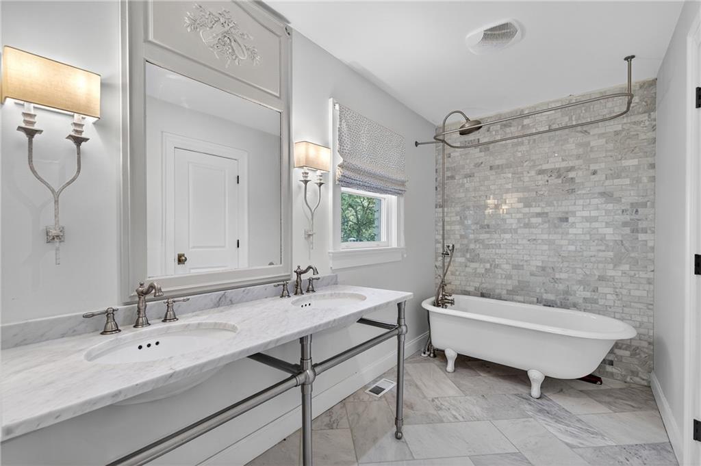 3280 W Roxboro Road NE