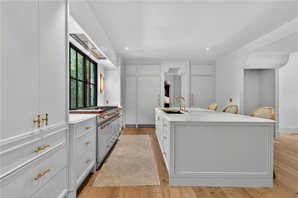 3280 W Roxboro Road NE