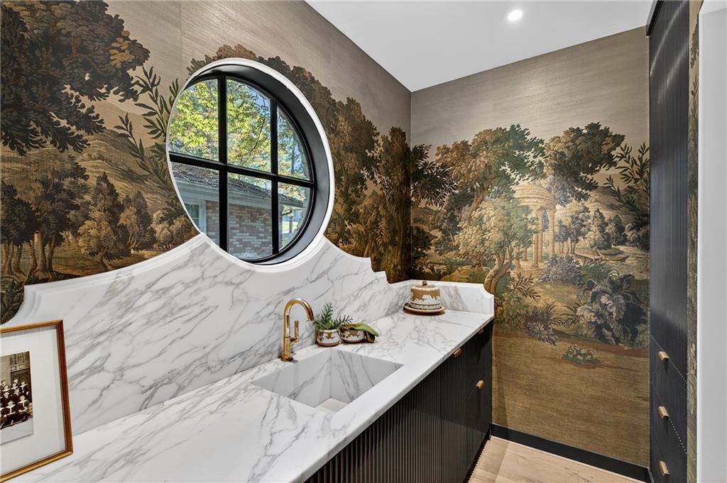 3280 W Roxboro Road NE