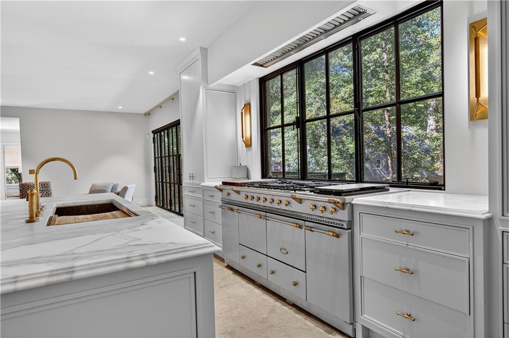 3280 W Roxboro Road NE