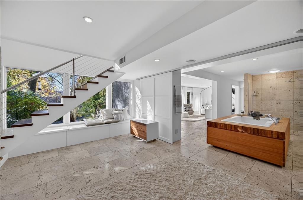 1196 Converse Drive NE