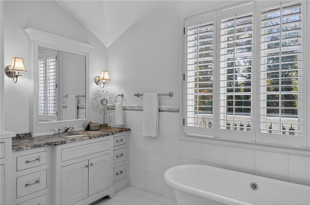 1250 Beechwood Hills Court NW