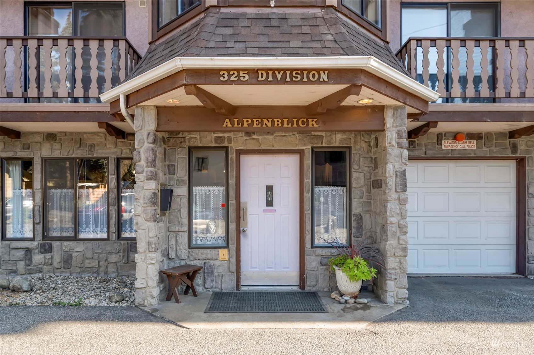 325 Division Street Unit: 207